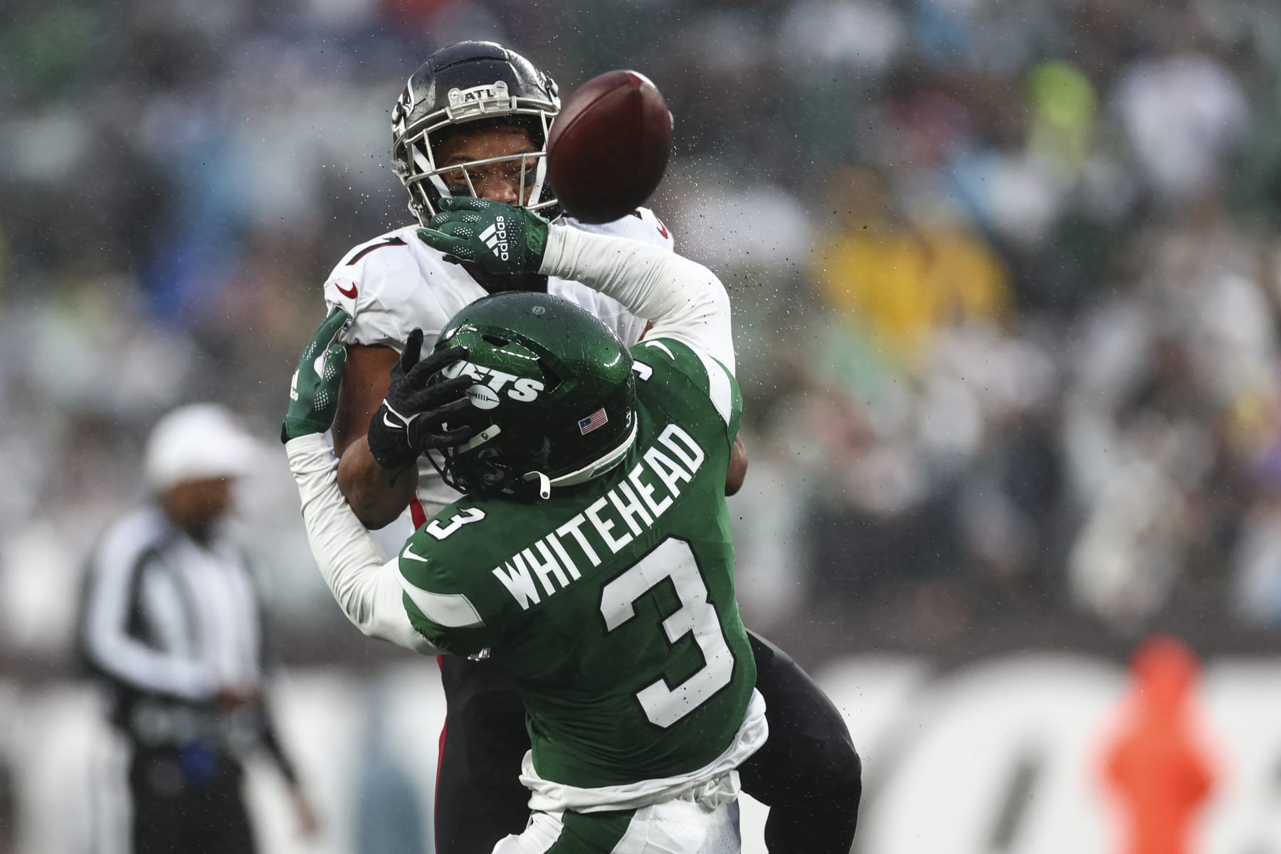 EAST RUTHERFORD, NJ - DECEMBER 3: Jordan Whitehead #3 of the New York Jets breaks up a pass intended for Bijan Robinson #7 of the Atlanta Falcons during the third quarter of an NFL football game at MetLife Stadium on December 3, 2023 in East Rutherford, New Jersey. (Photo by Kevin Sabitus/Getty Images) EAST RUTHERFORD, NJ - DECEMBER 3: Jordan Whitehead #3 of the New York Jets breaks up a pass intended for Bijan Robinson #7 of the Atlanta Falcons during the third quarter of an NFL football game at MetLife Stadium on December 3, 2023 in East Rutherford, New Jersey. (Photo by Kevin Sabitus/Getty Images)