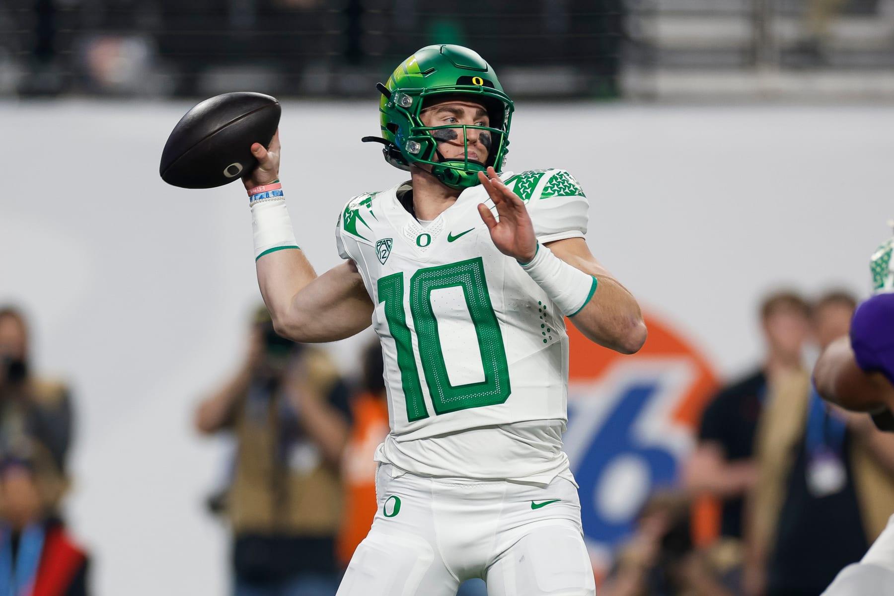 LAS VEGAS, NEVADA - DECEMBER 1: Bo Nix #10 of the Oregon Ducks passes the ball in the second quarter during the Pac-12 Championship game against the Washington Huskies at Allegiant Stadium on December 1, 2023 in Las Vegas, Nevada. (Photo by Brandon Sloter/Image Of Sport/Getty Images)