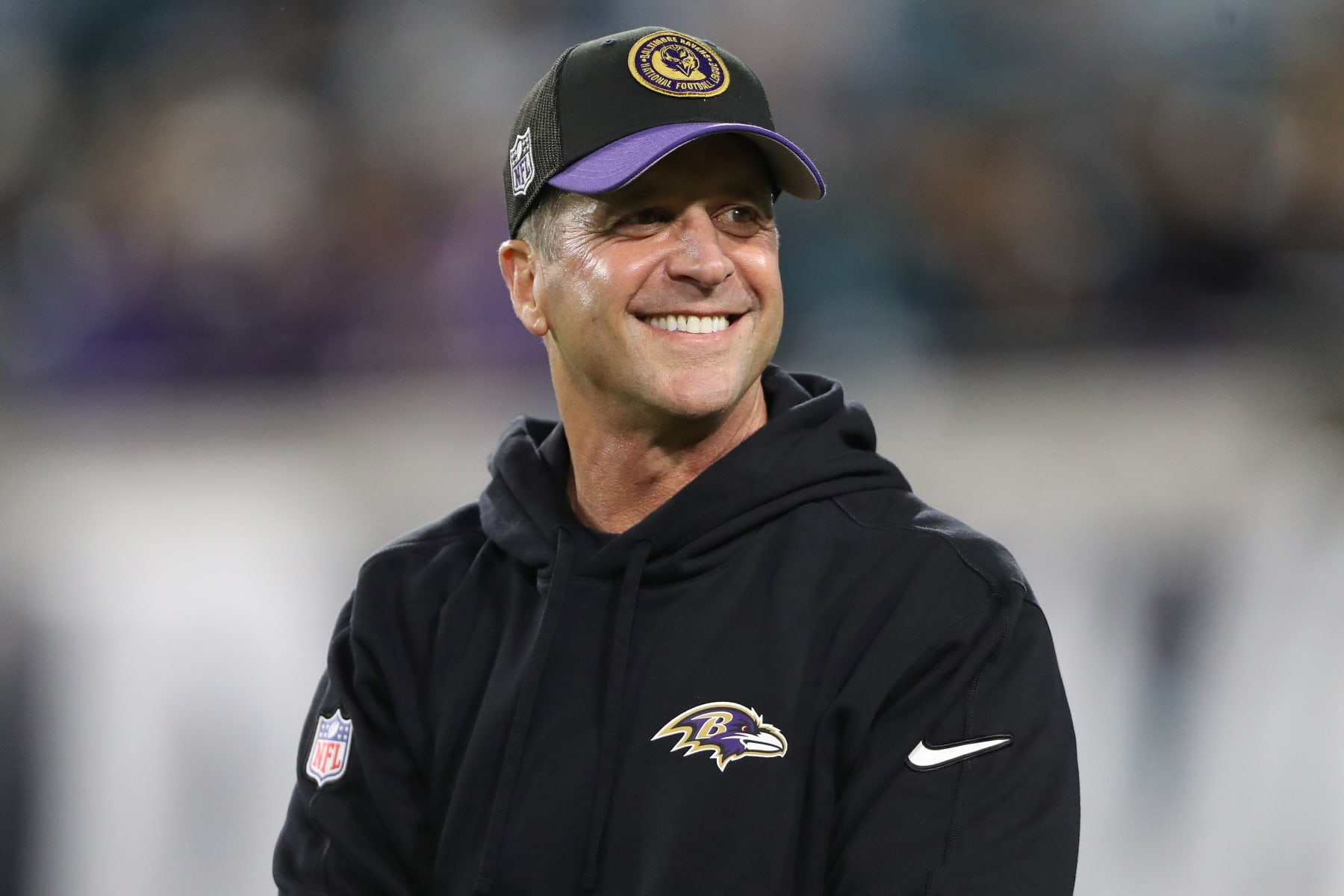 Drama explodes in the middle of training camp: As the entire Baltimore Ravens team enters a closed practice session in Maryland, Lamar Jackson suddenly leaves the field early amid the stunned eyes of his teammates – without any explanation, and no one can stop him. Everything becomes as tense as a bowstring, especially after president John Harbaugh appears and says only 5 words to the press…D