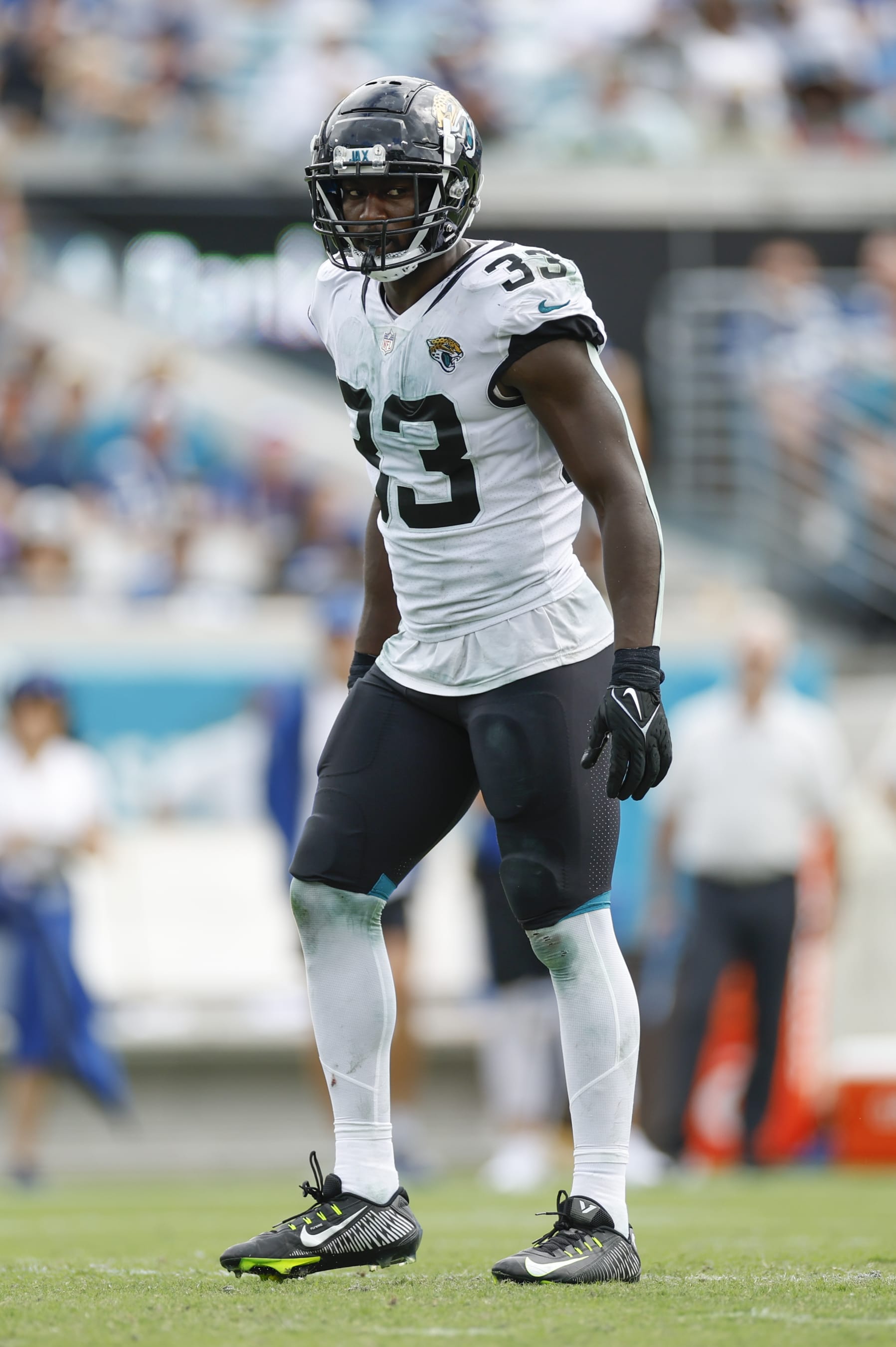 JACKSONVILLE, FL - SEPTEMBER 18: Jacksonville Jaguars linebacker Devin Lloyd (33) during the game between the Indianapolis Colts and the Jacksonville Jaguars on September 19, 2022 at TIAA Bank Field in Jacksonville, Fl. (Photo by David Rosenblum/Icon Sportswire via Getty Images)