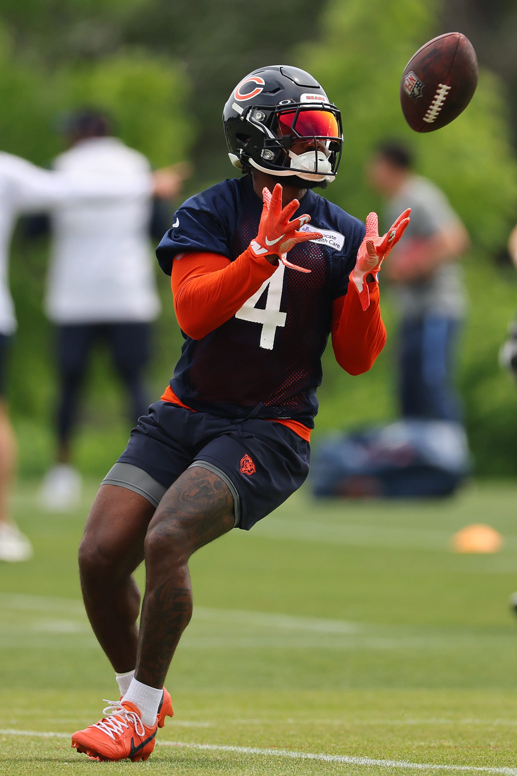 LAKE FOREST, ILLINOIS - JUNE 04: D'Andre Swift #4 of the Chicago Bears takes part in a drill during Chicago Bears Minicamp at Halas Hall on June 04, 2024 in Lake Forest, Illinois. (Photo by Michael Reaves/Getty Images)