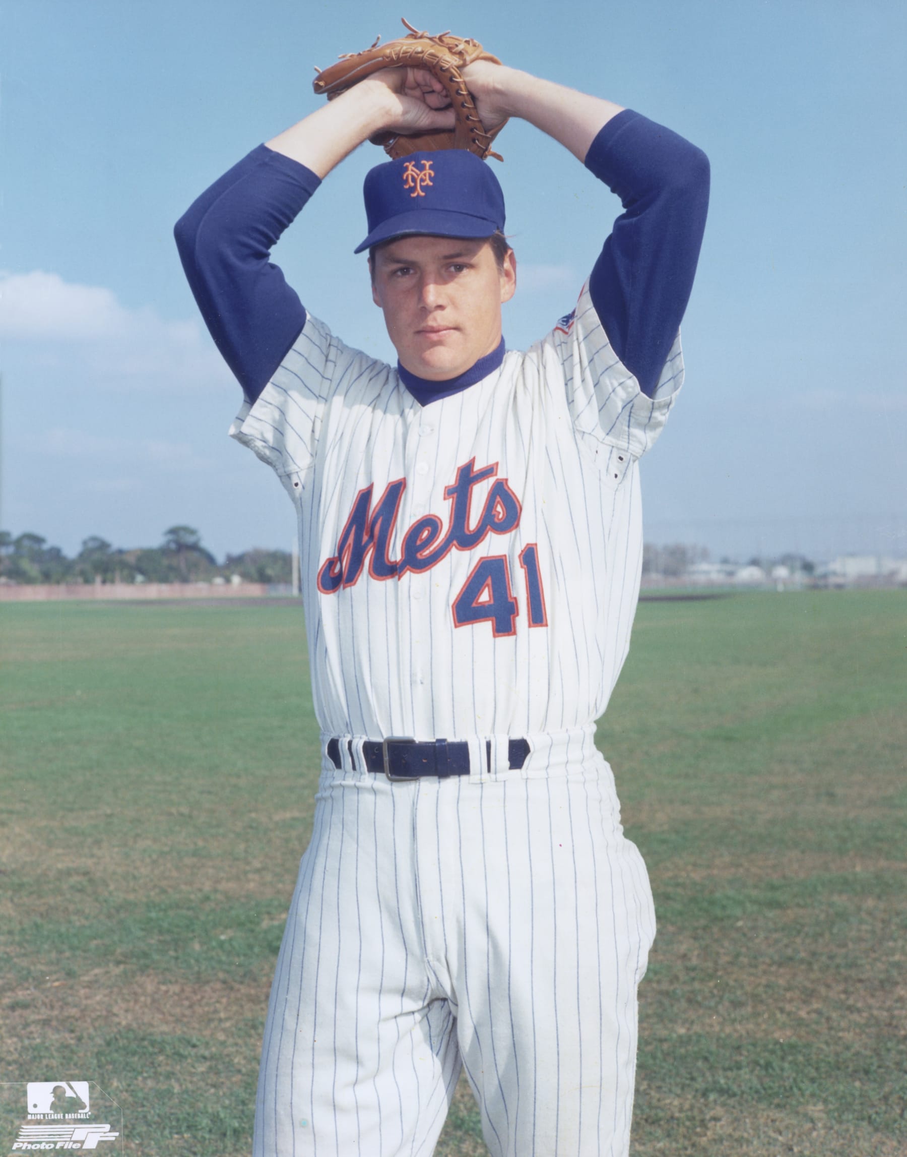 circa 1975:  Portrait of New York Mets pitcher Tom Seaver posing on the field with his glove over his head, 1970s. He wears his uniform.  (Photo by Photo File/Getty Images)