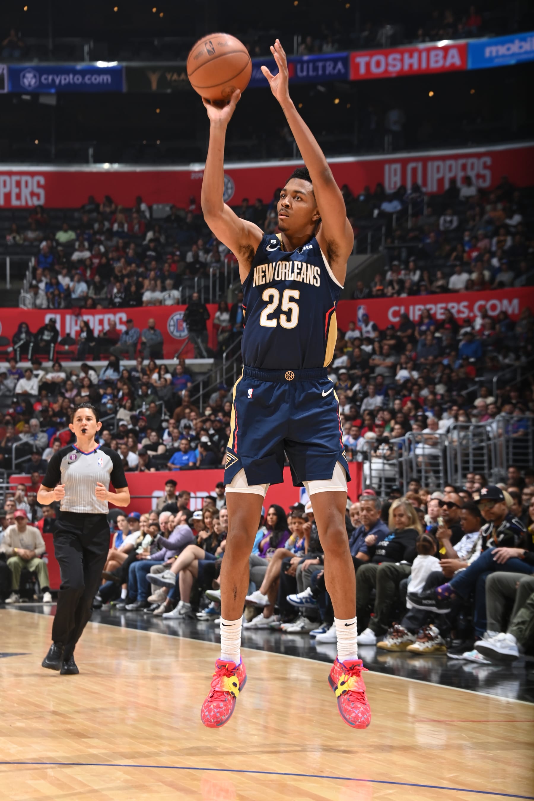 LOS ANGELES, CA - OCTOBER 30: Trey Murphy III #25 of the New Orleans Pelicans shoots the ball during the game against the LA Clippers on October 30, 2022 at Crypto.Com Arena in Los Angeles, California. NOTE TO USER: User expressly acknowledges and agrees that, by downloading and/or using this Photograph, user is consenting to the terms and conditions of the Getty Images License Agreement. Mandatory Copyright Notice: Copyright 2022 NBAE (Photo by Andrew D. Bernstein/NBAE via Getty Images)