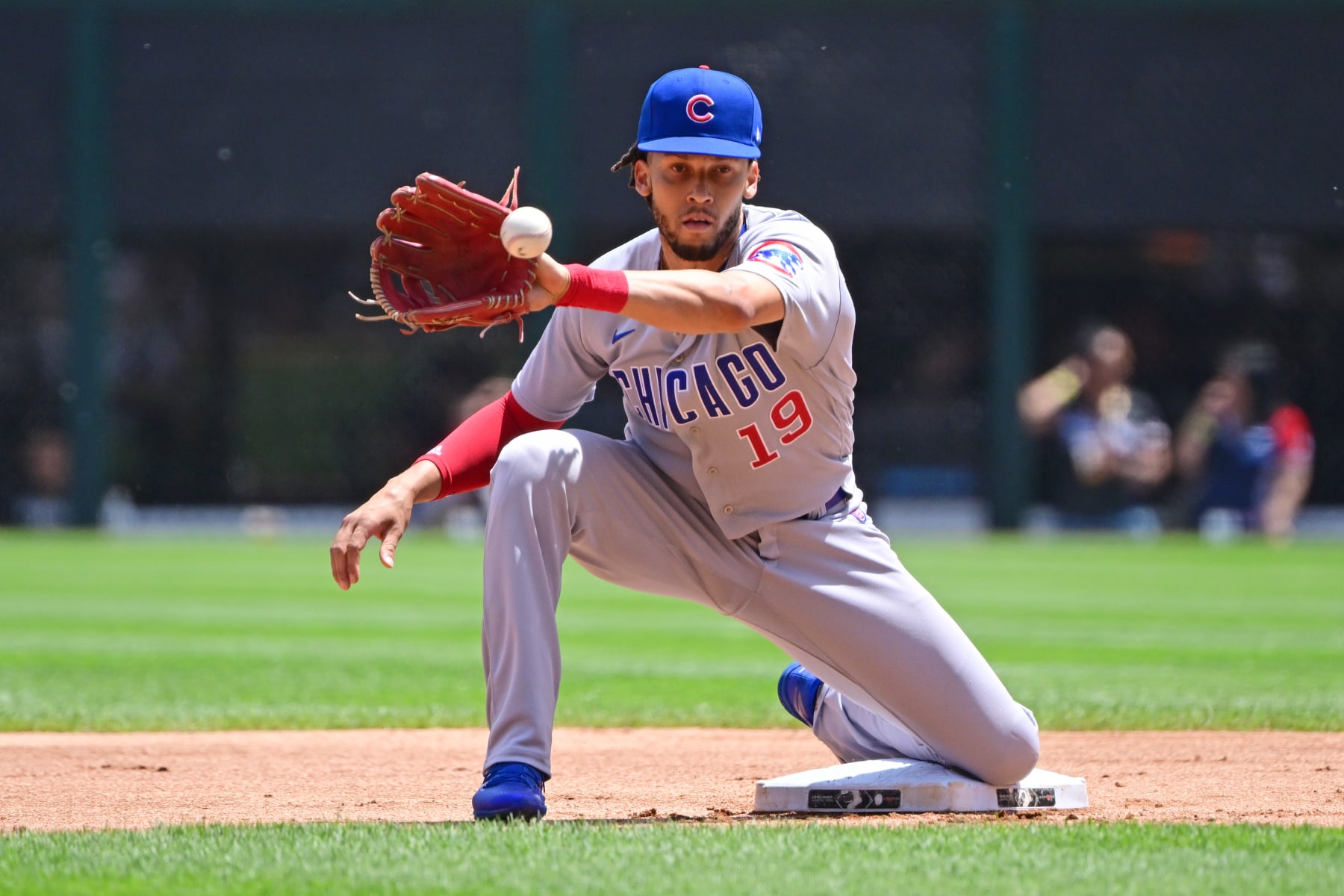 CHICAGO, ILLINOIS - MAY 29: Andrelton Simmons #19 of the Chicago Cubs during the game against the Chicago White Sox at Guaranteed Rate Field on May 29, 2022 in Chicago, Illinois. (Photo by Quinn Harris/Getty Images)