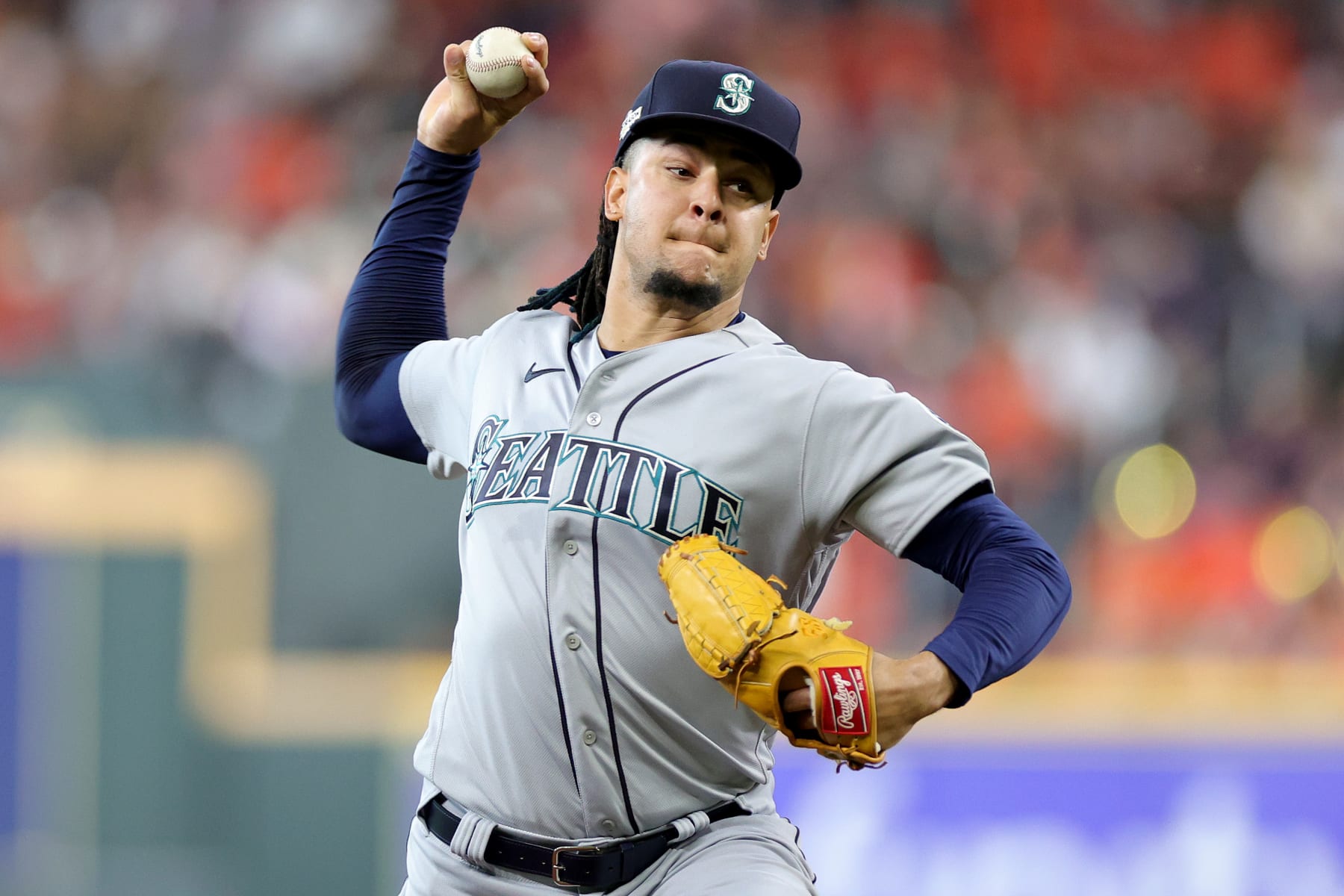 HOUSTON, TEXAS - OCTOBER 13: Luis Castillo #21 of the Seattle Mariners delivers a pitch against the Houston Astros during the second inning in game two of the American League Division Series at Minute Maid Park on October 13, 2022 in Houston, Texas. (Photo by Carmen Mandato/Getty Images)