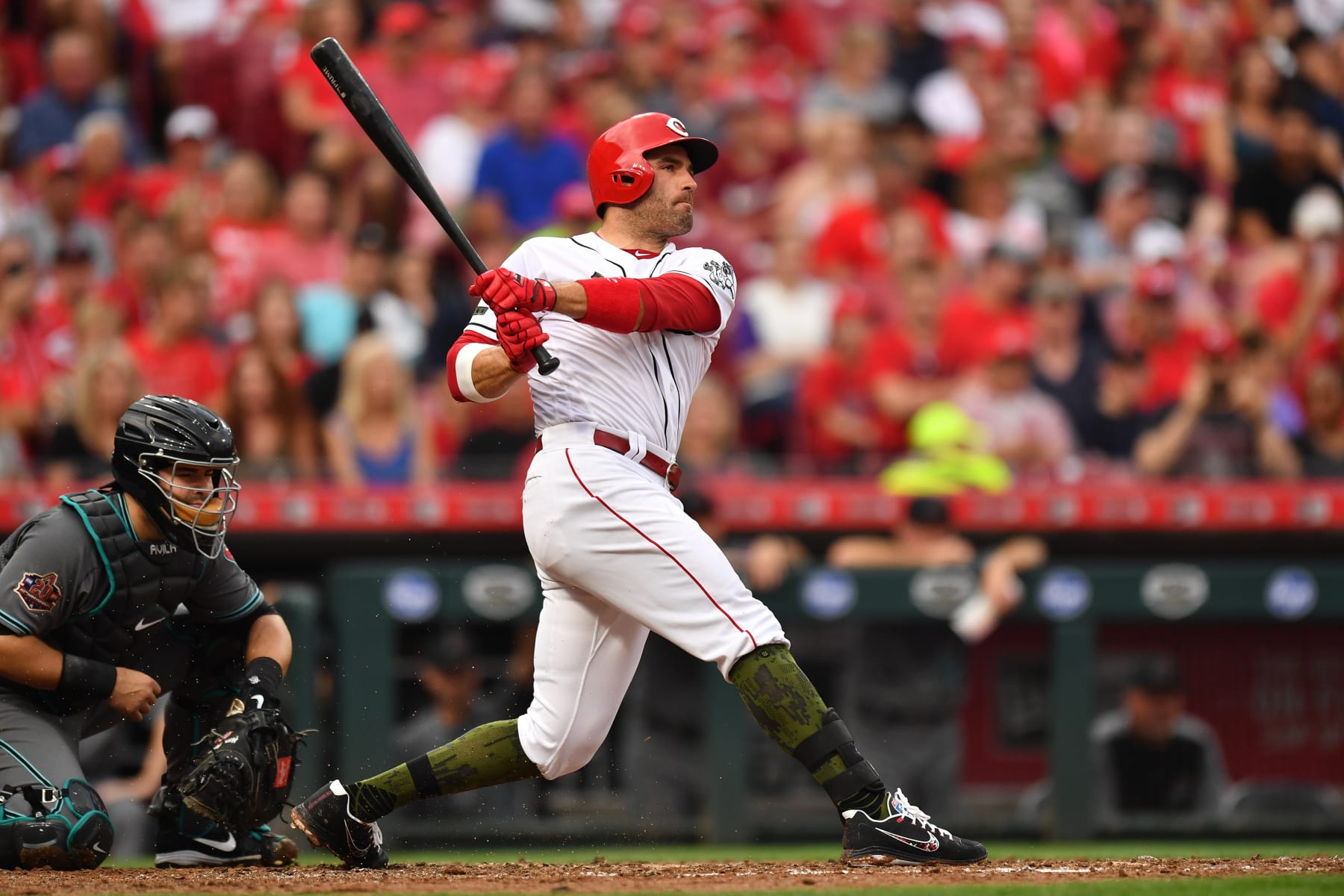 CINCINNATI, OH - AUGUST 10:  Joey Votto #19 of the Cincinnati Reds bats against the Arizona Diamondbacks at Great American Ball Park on August 10, 2018 in Cincinnati, Ohio.  (Photo by Jamie Sabau/Getty Images)