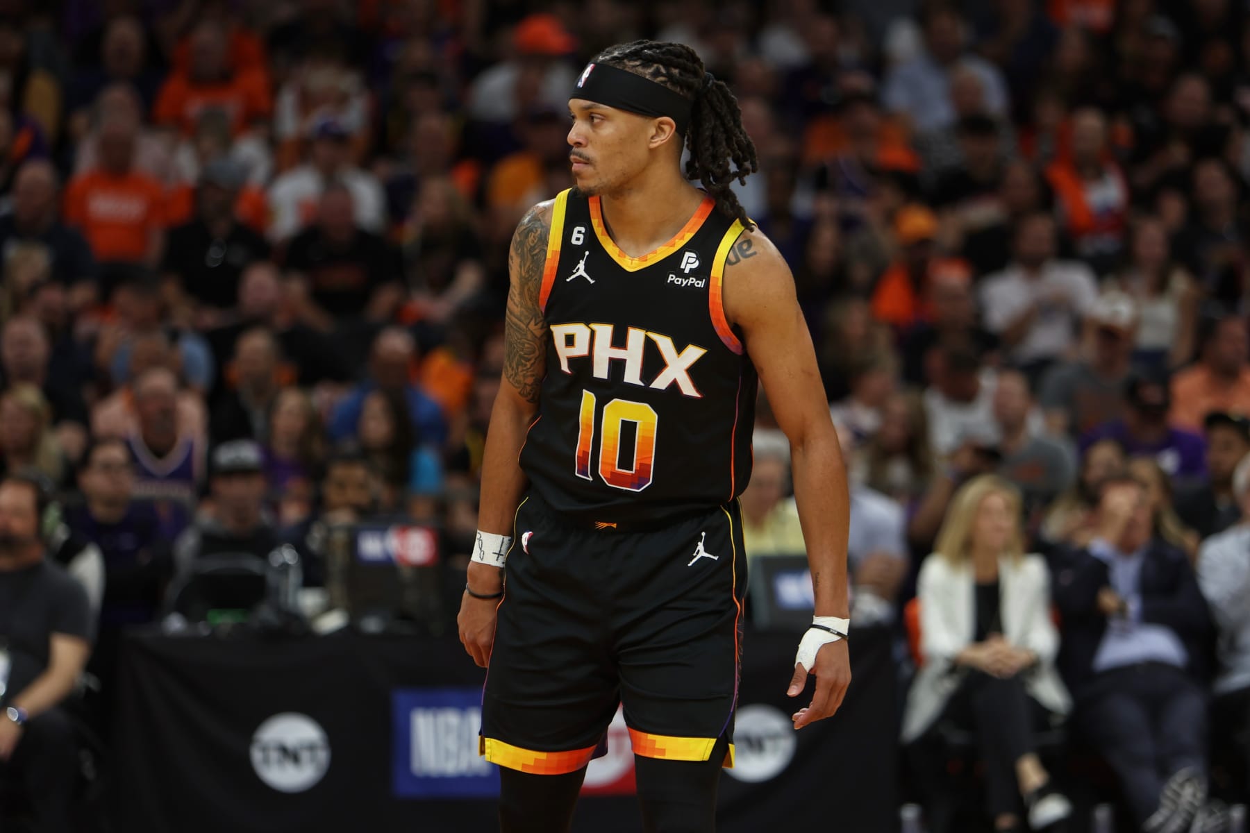 PHOENIX, AZ - APRIL 25: Damion Lee #10 of the Phoenix Suns looks on during Round 1 Game 5 of the 2023 NBA Playoffs against the LA Clippers on April 25, 2023 at Footprint Center in Phoenix, Arizona. NOTE TO USER: User expressly acknowledges and agrees that, by downloading and or using this photograph, user is consenting to the terms and conditions of the Getty Images License Agreement. Mandatory Copyright Notice: Copyright 2023 NBAE (Photo by Jim Poorten/NBAE via Getty Images)