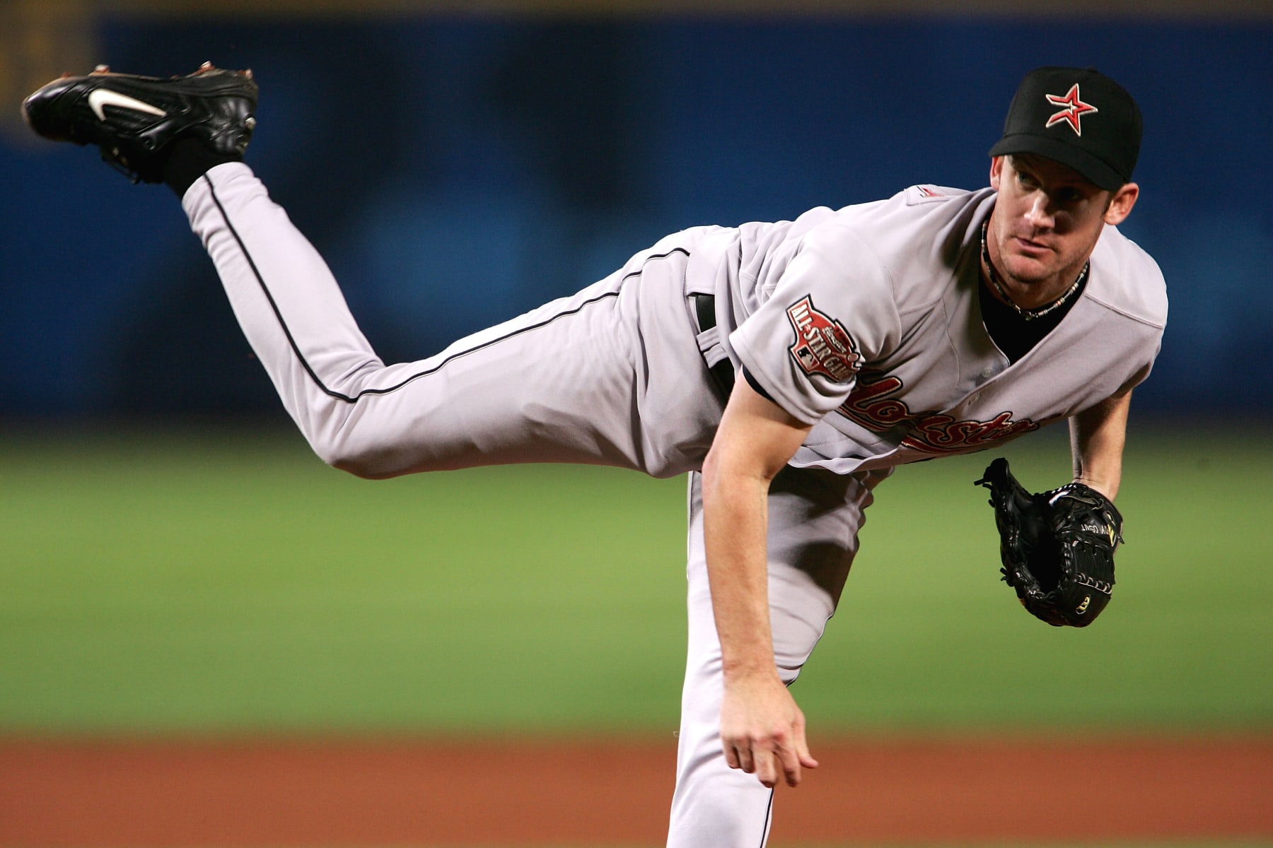 ATLANTA - OCTOBER 11:  Pitcher Roy Oswalt #44 of the Houston Astros follows through on a pitch against the Atlanta Braves during game five of the National League Division Series on October 11, 2004 at Turner Field in Atlanta, Georgia.  (Photo by Doug Pensinger/Getty Images)