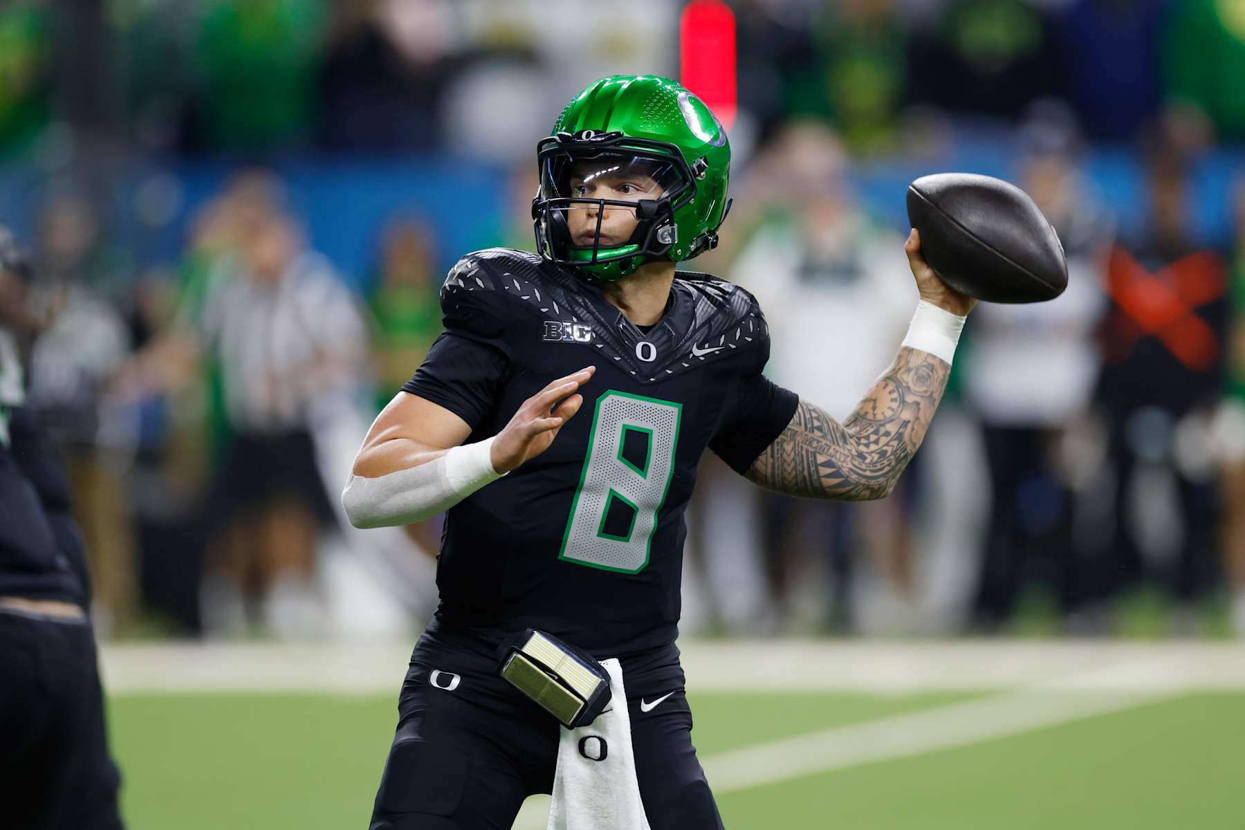 INDIANAPOLIS, IN - DECEMBER 07: Oregon Ducks quarterback Dillon Gabriel (8) passes the ball during the Big Ten Championship Game against the Penn State Nittany Lions on December 07, 2024 at Lucas Oil Stadium in Indianapolis, Indiana. (Photo by Joe Robbins/Icon Sportswire via Getty Images)