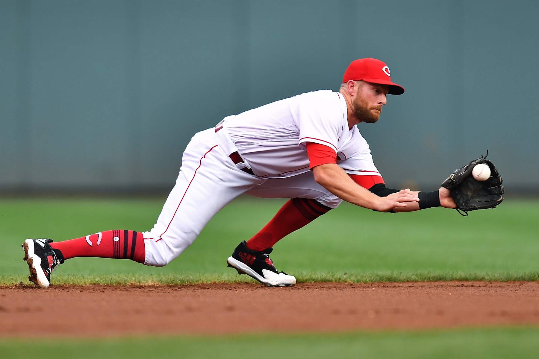 CINCINNATI, OH - AUGUST 29:  Zack Cozart #2 of the Cincinnati Reds lunges to catch a line drive to end the first inning against the New York Mets at Great American Ball Park on August 29, 2017 in Cincinnati, Ohio.  (Photo by Jamie Sabau/Getty Images)