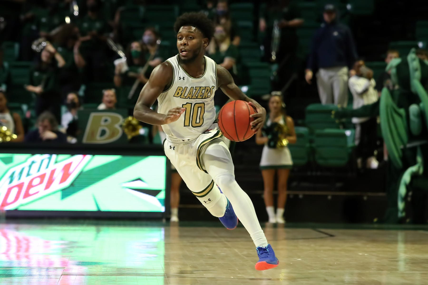 BIRMINGHAM, AL - DECEMBER 30: UAB Blazers guard Jordan Walker (10) during the game between the UAB Blazers and the UTEP Miners on December 30, 2021 at Bartow Arena in Birmingham, Alabama. (Photo by Michael Wade/Icon Sportswire via Getty Images)