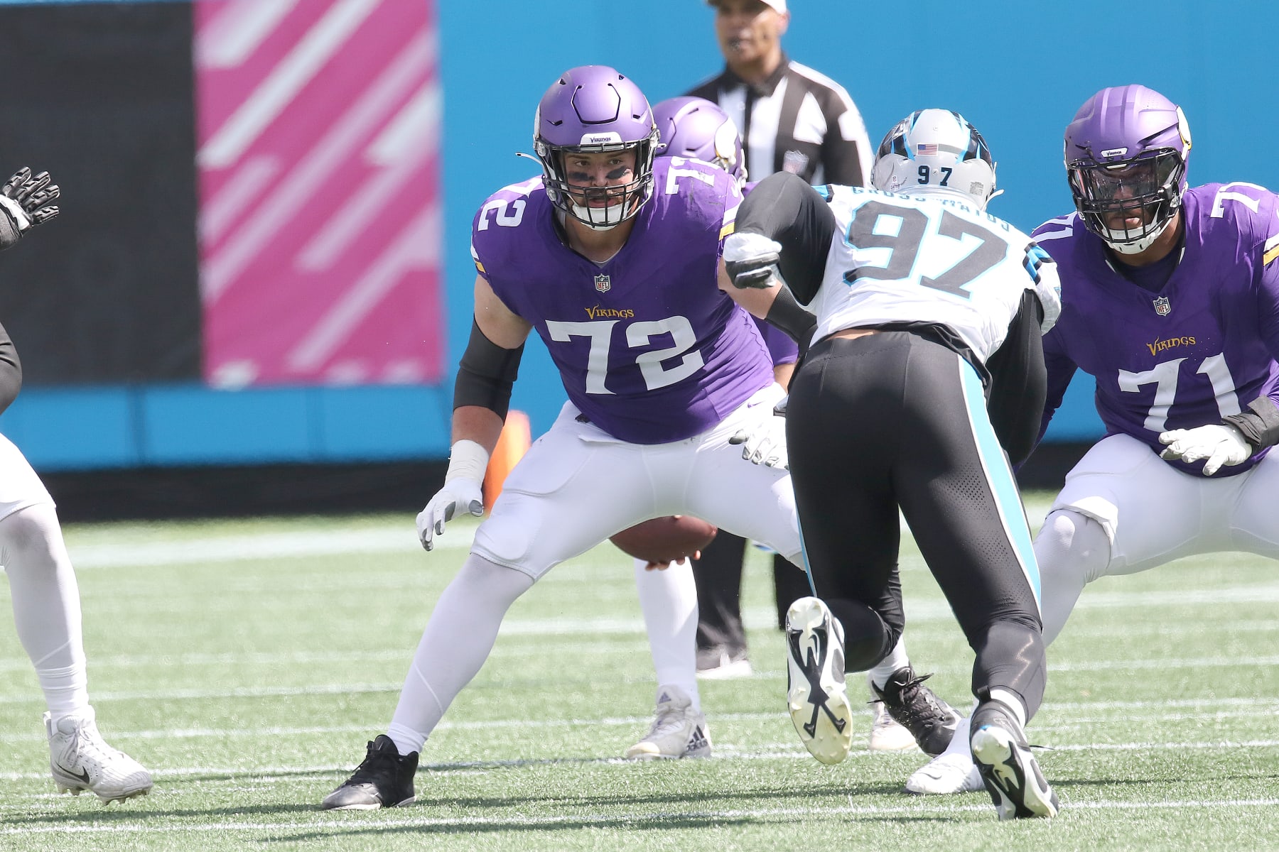 CHARLOTTE, NC - OCTOBER 01: Minnesota Vikings offensive guard Ezra Cleveland (72) during an NFL football game between the Minnesota Vikings and the Carolina Panthers on October 1, 2023 at Bank of America Stadium in Charlotte, N.C. (Photo by John Byrum/Icon Sportswire via Getty Images)