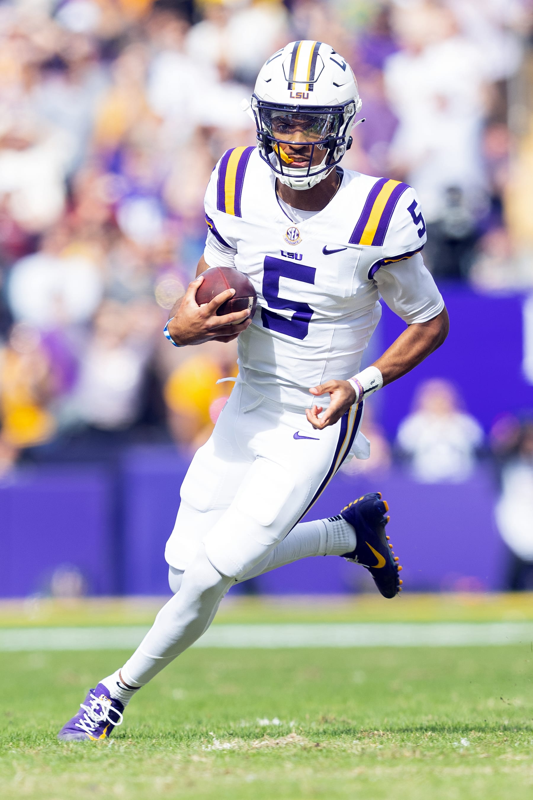 BATON ROUGE, LA - NOVEMBER 25: LSU Tigers quarterback Jayden Daniels (5) rushes the ball during a game between the Texas A&M Aggies and the LSU Tigers in Tiger Stadium in Baton Rouge, Louisiana on November 25, 2023.(Photo by John Korduner/Icon Sportswire via Getty Images)