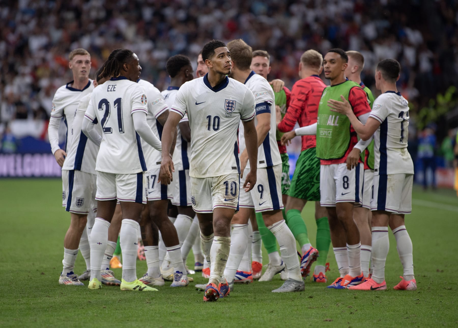 GELSENKIRCHEN, GERMANY - JUNE 30: England players celebrate a goal by Jude Bellingham during the UEFA EURO 2024 round of 16 match between England and Slovakia at Arena AufSchalke on June 30, 2024 in Gelsenkirchen, Germany. (Photo by Visionhaus/Getty Images)