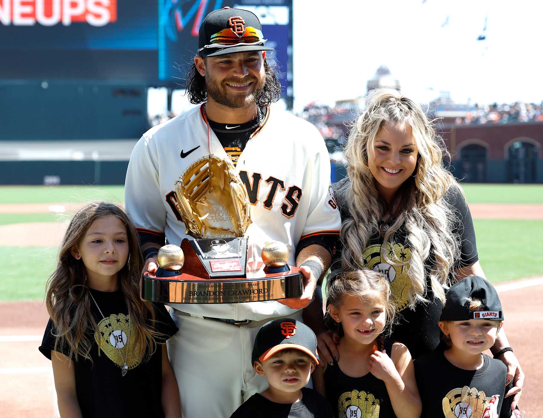 SAN FRANCISCO, CALIFORNIA - APRIL 09: Brandon Crawford #35 of the San Francisco Giants stands with his wife and kids after receiving his Rawling Gold Glove Award prior to the start of the game against the Miami Marlins at Oracle Park on April 09, 2022 in San Francisco, California. (Photo by Thearon W. Henderson/Getty Images)