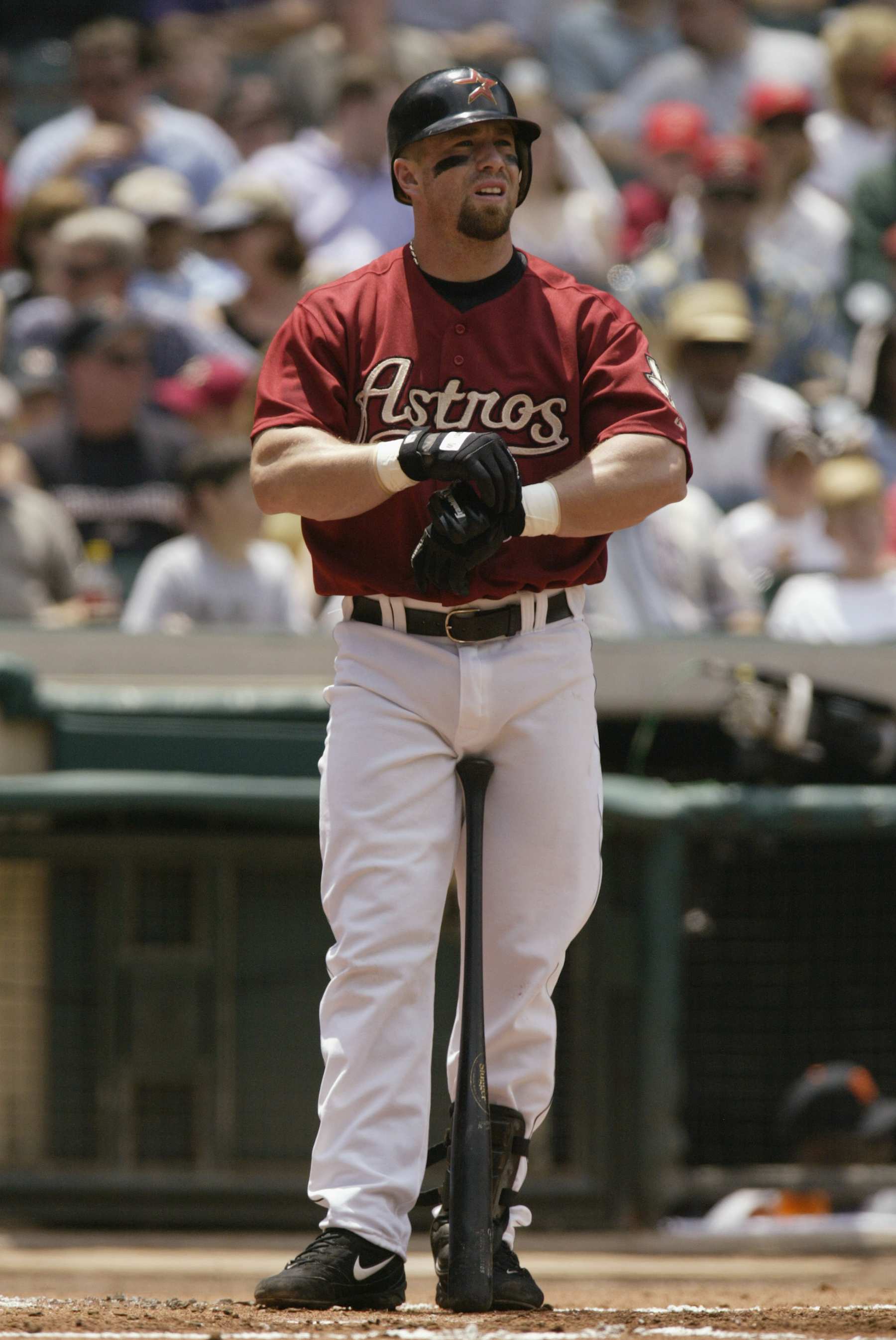 HOUSTON, TX - APRIL 21:  First baseman Jeff Bagwell #5 of the Houston Astros adjusts his batting gloves during the MLB game against the San Francisco Giants at Astros Field in Houston, Texas on April 21, 2002. The Astros defeated the Giants 4-0. (Photo by Ronald Martinez/Getty Images)  