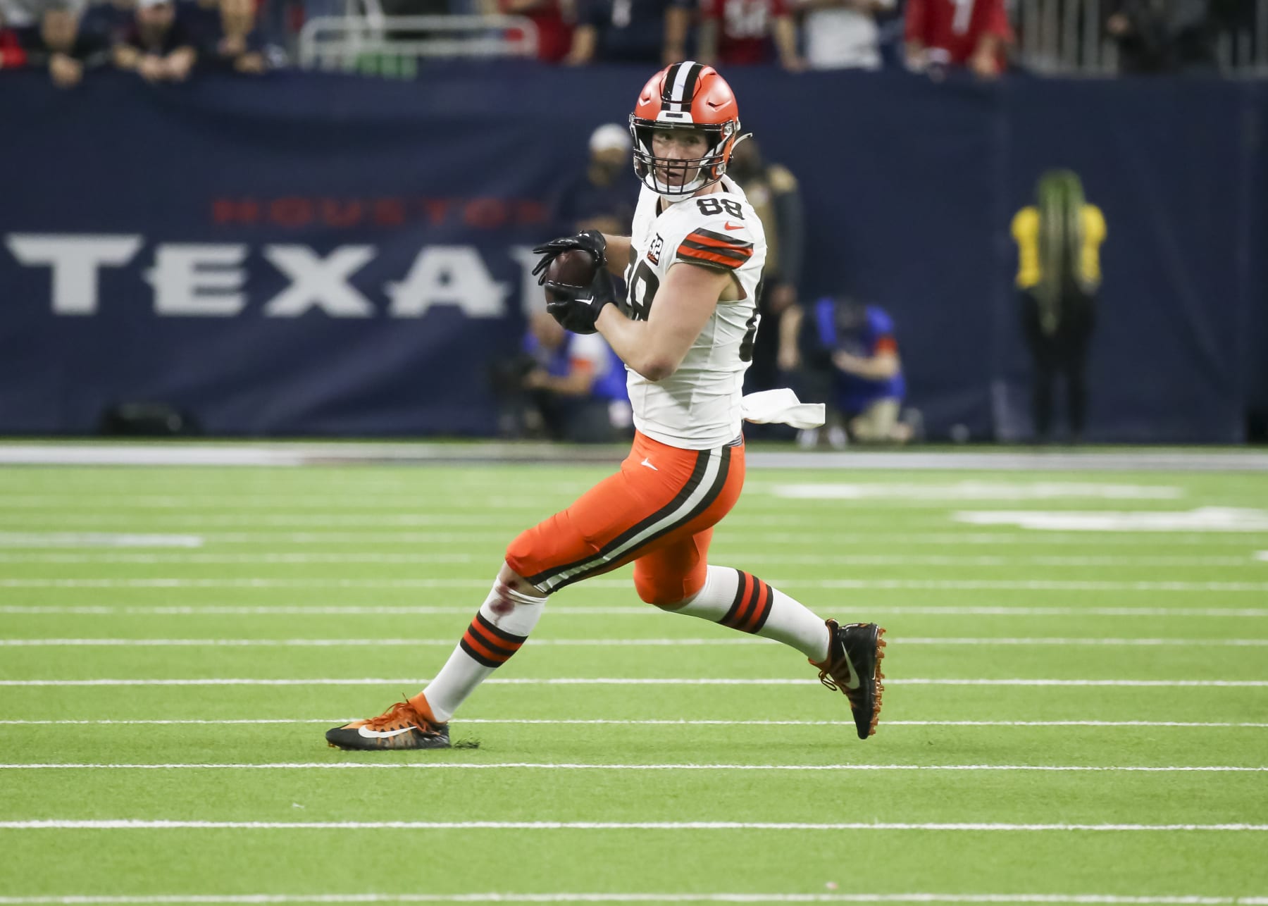 HOUSTON, TX - JANUARY 13: Cleveland Browns tight end Harrison Bryant (88) carries the ball in the fourth quarter during the AFC Wild Card game between the Cleveland Browns and Houston Texans on January 13, 2024 at NRG Stadium in Houston, Texas. (Photo by Leslie Plaza Johnson/Icon Sportswire via Getty Images) HOUSTON, TX - JANUARY 13: Cleveland Browns tight end Harrison Bryant (88) carries the ball in the fourth quarter during the AFC Wild Card game between the Cleveland Browns and Houston Texans on January 13, 2024 at NRG Stadium in Houston, Texas. (Photo by Leslie Plaza Johnson/Icon Sportswire via Getty Images)