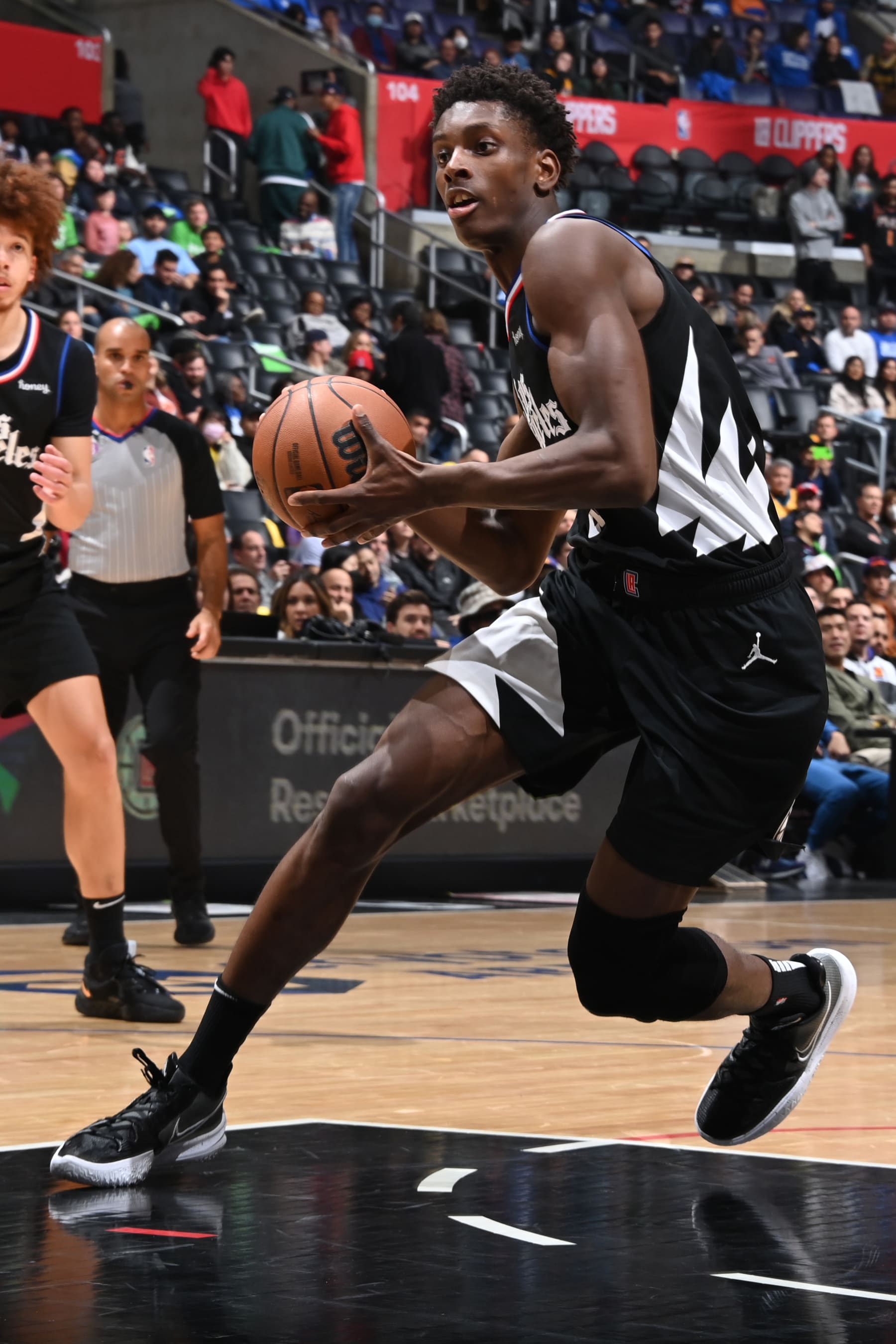 LOS ANGELES, CA - DECEMBER 15: Moussa Diabate #25 of the LA Clippers  drives to the basket during the game against the Phoenix Suns on December 15, 2022 at Crypto.Com Arena in Los Angeles, California. NOTE TO USER: User expressly acknowledges and agrees that, by downloading and/or using this Photograph, user is consenting to the terms and conditions of the Getty Images License Agreement. Mandatory Copyright Notice: Copyright 2022 NBAE (Photo by Andrew D. Bernstein/NBAE via Getty Images)