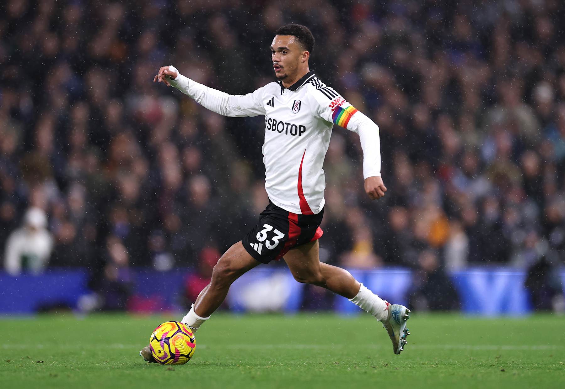 LONDON, ENGLAND - DECEMBER 05: Antonee Robinson of Fulham controls the ball udring the Premier League match between Fulham FC and Brighton & Hove Albion FC at Craven Cottage on December 05, 2024 in London, England. (Photo by Ryan Pierse/Getty Images)