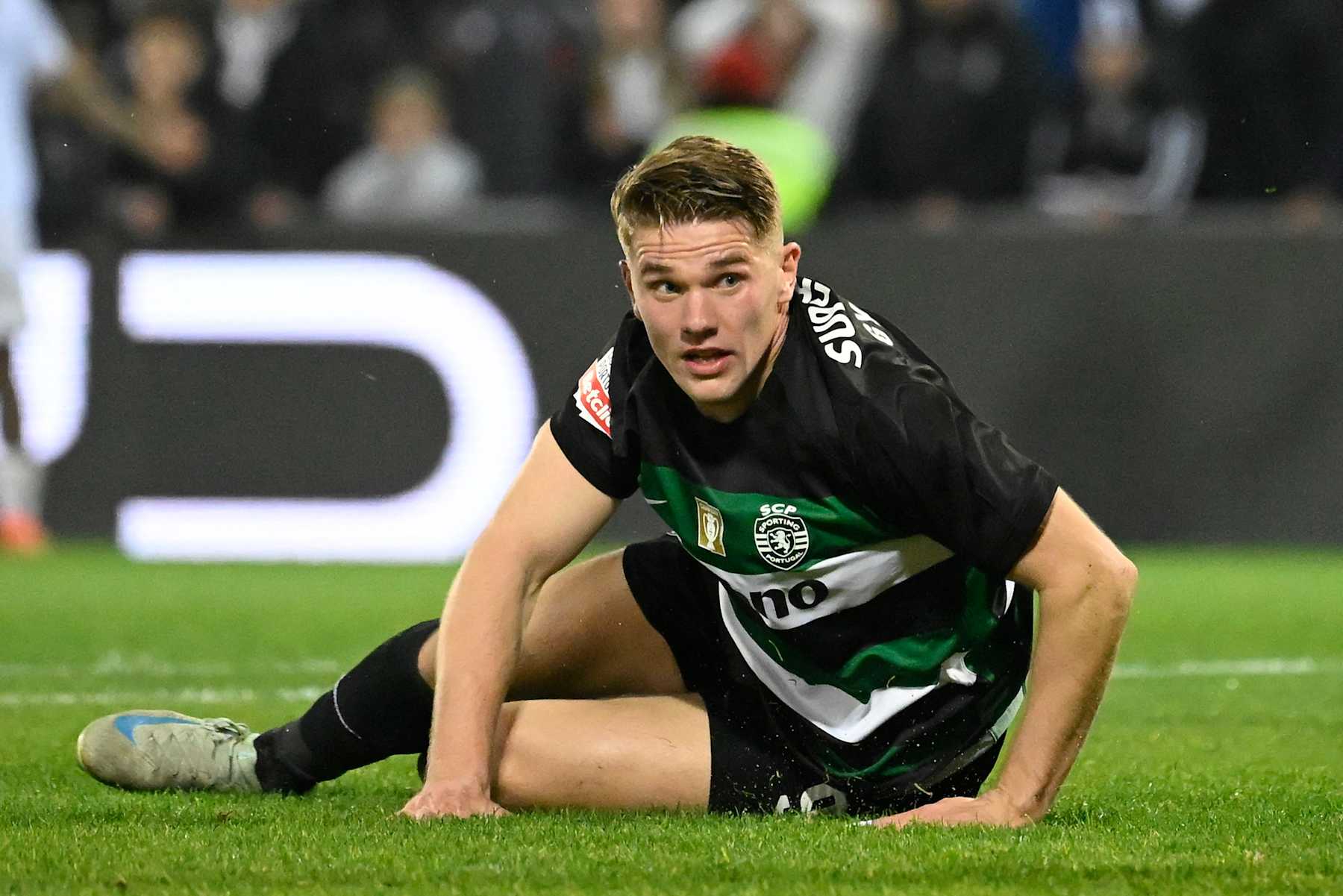 Sporting Lisbon's Swedish forward #09 Viktor Gyokeres reacts on the ground during the Portuguese League football match between Sporting Lisbon and Vitoria de Guimaraes at the D. Afonso Henriques Stadium in Guimaraes on January 3, 2025. (Photo by MIGUEL RIOPA / AFP) (Photo by MIGUEL RIOPA/AFP via Getty Images)