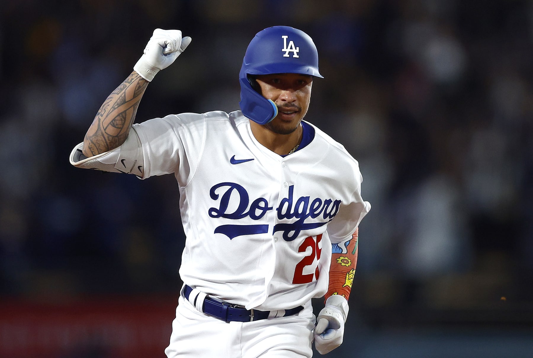 LOS ANGELES, CALIFORNIA - SEPTEMBER 01:  Kolten Wong #25 of the Los Angeles Dodgers hits a three-run home run against the Atlanta Braves in the eighth inning at Dodger Stadium on September 01, 2023 in Los Angeles, California. (Photo by Ronald Martinez/Getty Images)