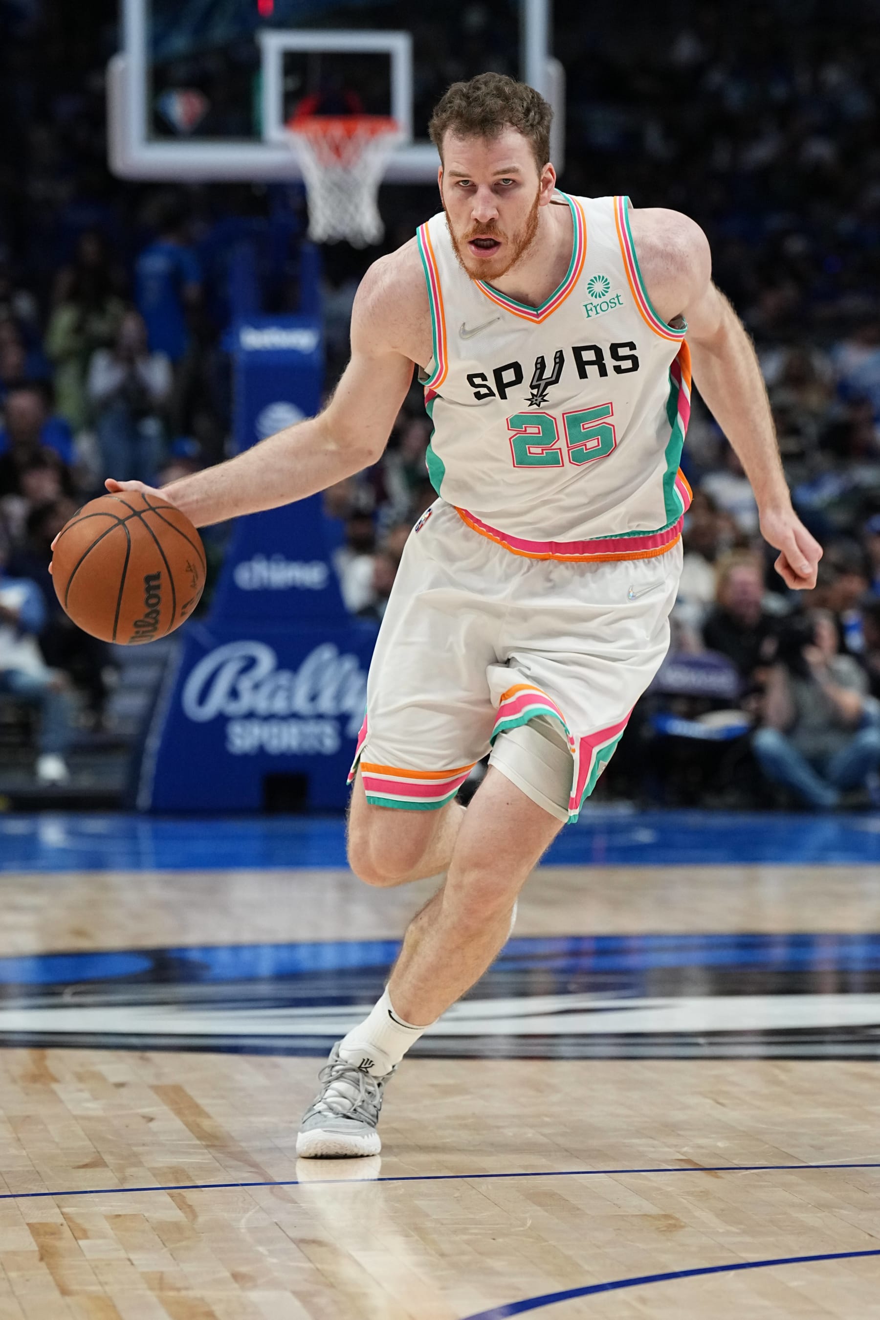 DALLAS, TX - APRIL 10:  Jakob Poeltl #25 of the San Antonio Spurs drives to the basket during the game against the Dallas Mavericks on April 10, 2022 at the American Airlines Center in Dallas, Texas. NOTE TO USER: User expressly acknowledges and agrees that, by downloading and or using this photograph, User is consenting to the terms and conditions of the Getty Images License Agreement. Mandatory Copyright Notice: Copyright 2022 NBAE (Photo by Glenn James/NBAE via Getty Images)
