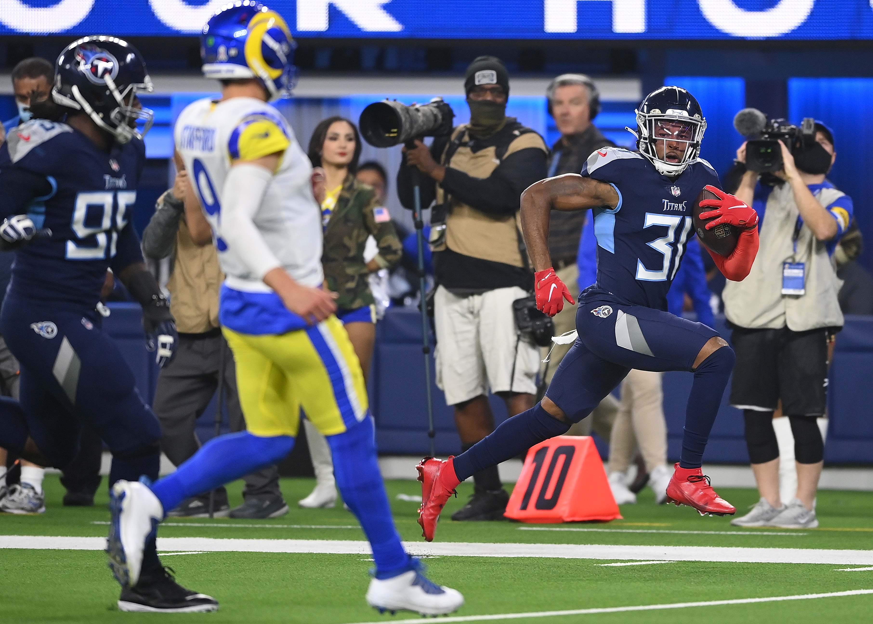 INGLEWOOD, CALIFORNIA - NOVEMBER 07:  Kevin Byard #31 of the Tennessee Titans returns an interception for a touchdown against the Los Angeles Rams during the second quarter at SoFi Stadium on November 07, 2021 in Inglewood, California. (Photo by Jayne Kamin-Oncea/Getty Images)