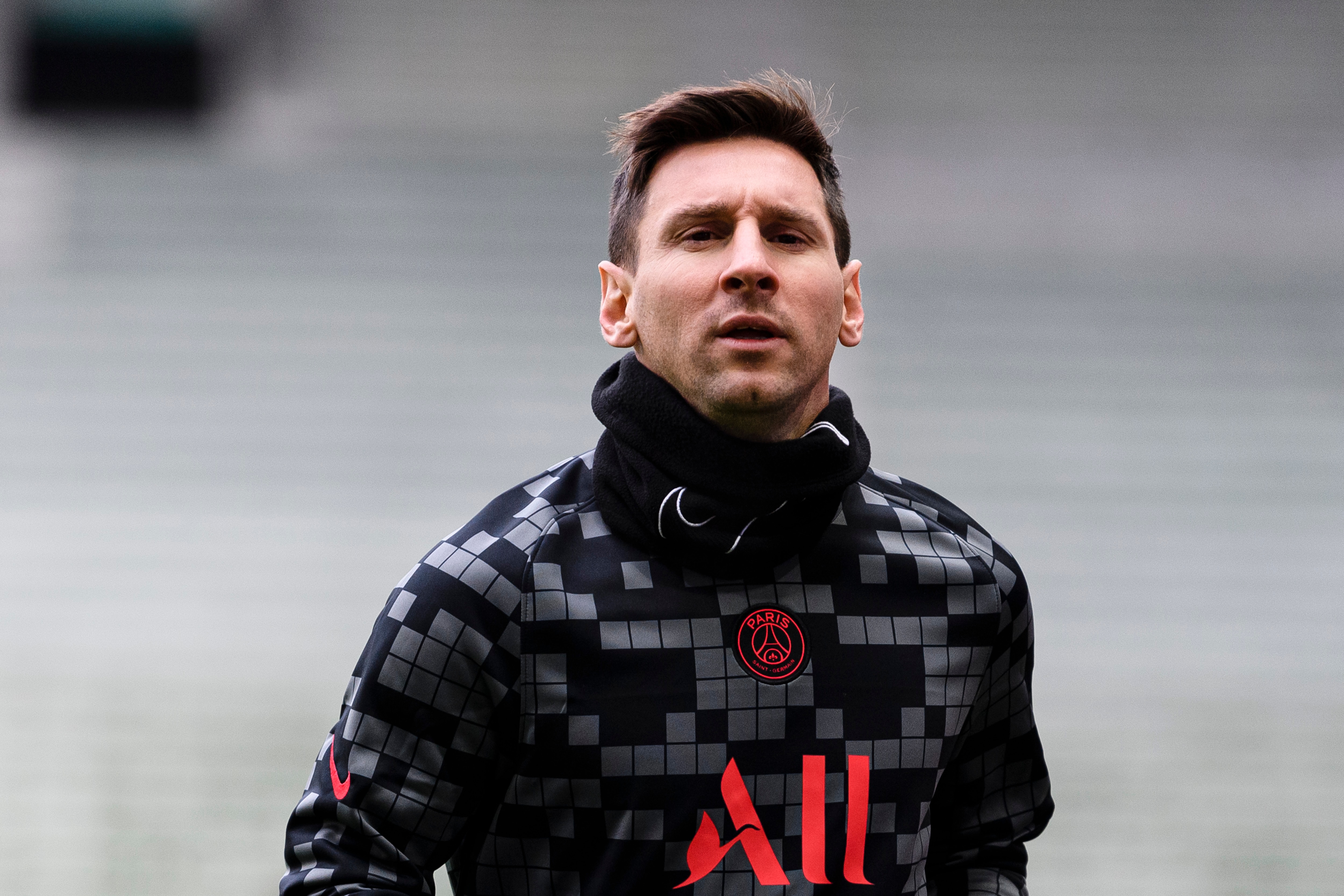 SAINT-ETIENNE, FRANCE - NOVEMBER 28: Lionel Messi of Paris Saint Germain warming up during the Ligue 1 Uber Eats match between AS Saint-Etienne and Paris Saint Germain at Stade Geoffroy-Guichard on November 28, 2021 in Saint-Etienne, France. (Photo by Marcio Machado/Getty Images)