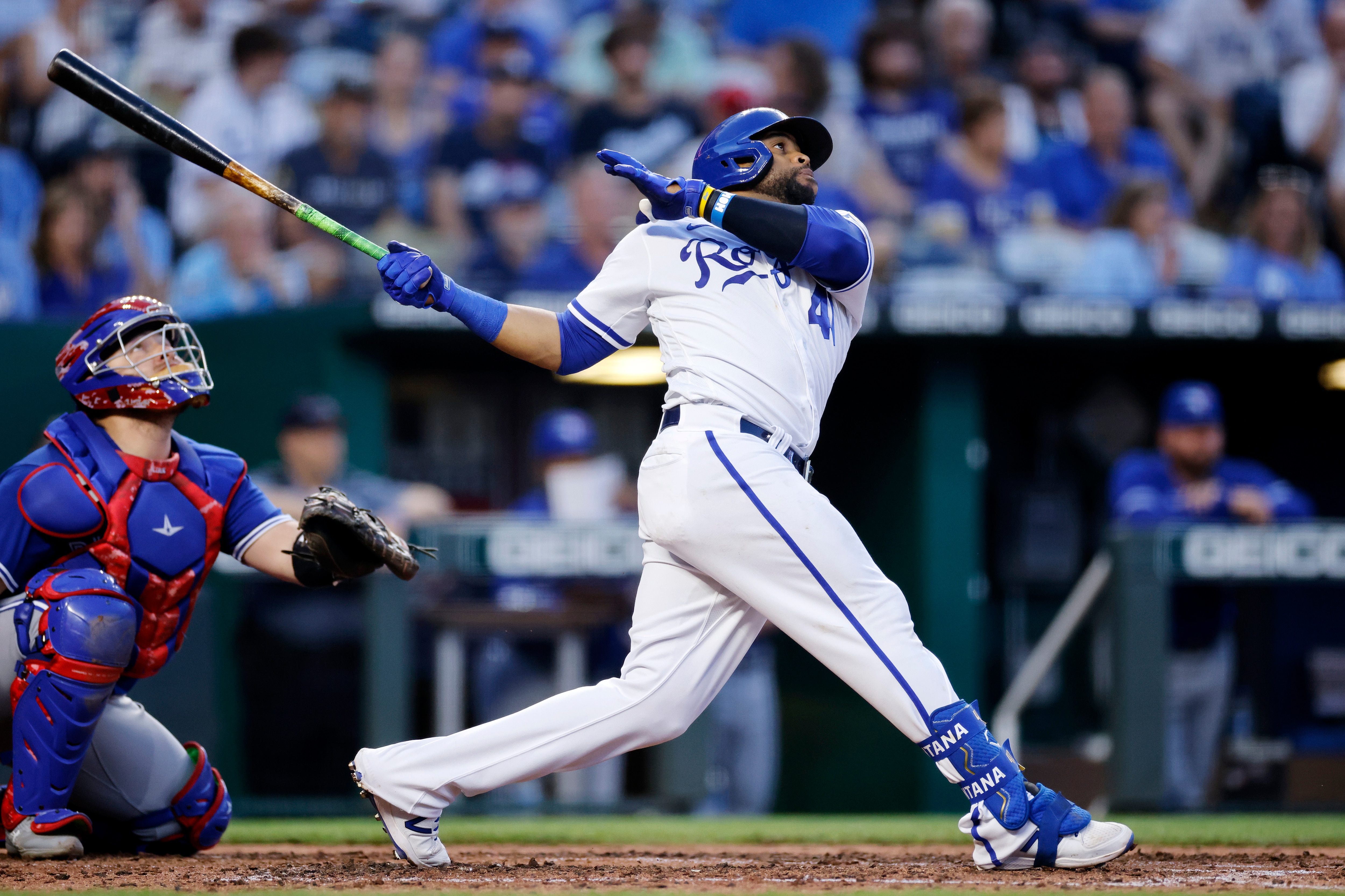 KANSAS CITY, MO - JUNE 07: Kansas City Royals first baseman Carlos Santana (41) bats during an MLB game against the Toronto Blue Jays on June 7, 2022 at Kauffman Stadium in Kansas City, Missouri. (Photo by Joe Robbins/Icon Sportswire via Getty Images)
