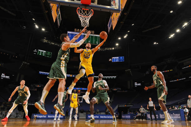 SAN FRANCISCO, CA - APRIL 6: Stephen Curry #30 of the Golden State Warriors drives to the basket against the Milwaukee Bucks on April 6, 2021 at Chase Center in San Francisco, California. NOTE TO USER: User expressly acknowledges and agrees that, by downloading and or using this photograph, user is consenting to the terms and conditions of Getty Images License Agreement. Mandatory Copyright Notice: Copyright 2021 NBAE (Photo by Noah Graham/NBAE via Getty Images)