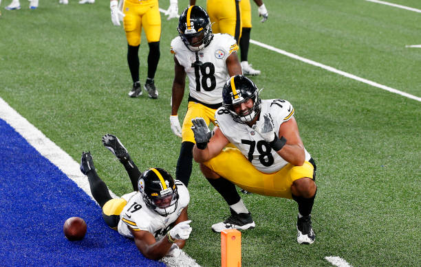 EAST RUTHERFORD, NEW JERSEY - SEPTEMBER 14:  (NEW YORK DAILIES OUT)  JuJu Smith-Schuster #19 of the Pittsburgh Steelers celebrates his fourth quarter touchdown against the New York Giants with teammates Alejandro Villanueva #78 and Diontae Johnson #18 at MetLife Stadium on September 14, 2020 in East Rutherford, New Jersey. The Steelers defeated the Giants 26-16. (Photo by Jim McIsaac/Getty Images)