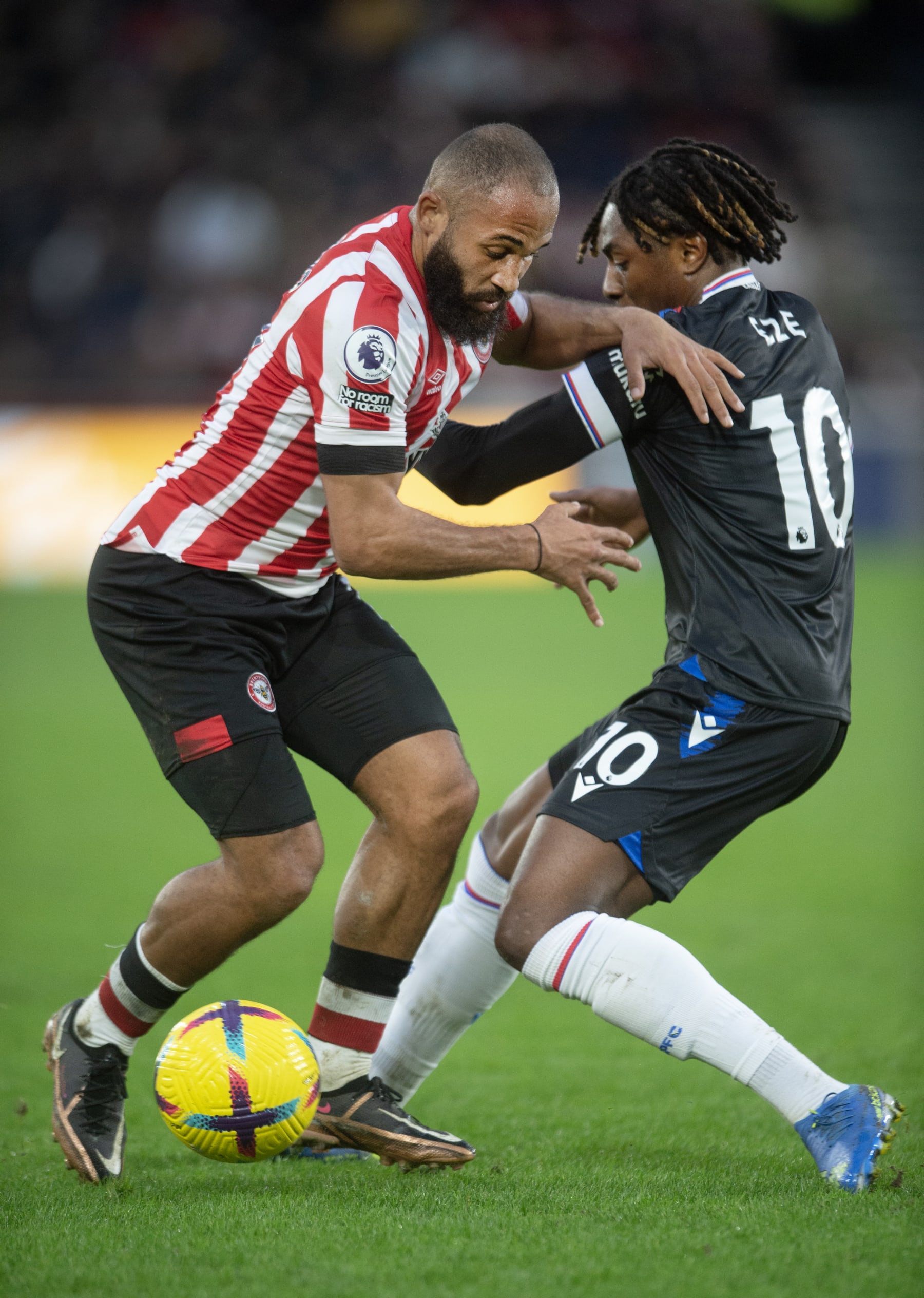 BRENTFORD, ENGLAND - FEBRUARY 18: Bryan Mbeumo of Brentford (L) holds off Eberechi Eze of Crystal Palace (R) during the Premier League match between Brentford FC and Crystal Palace at Gtech Community Stadium on February 18, 2023 in Brentford, England. (Photo by Visionhaus/Getty Images)