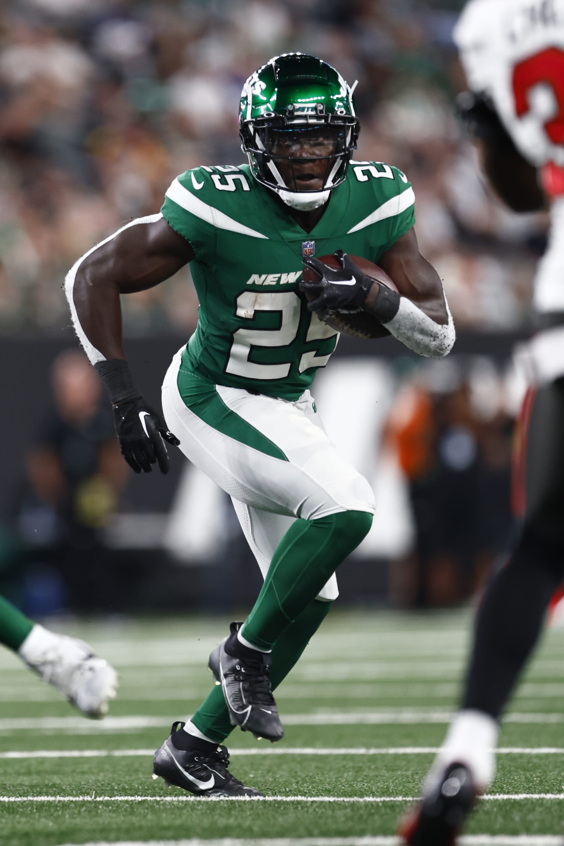 New York Jets running back Israel Abanikanda (25) in action against the Tampa Bay Buccaneers during an NFL pre-season football game Saturday, Aug. 19, 2022, in East Rutherford, NJ. (AP Photo/Rich Schultz)