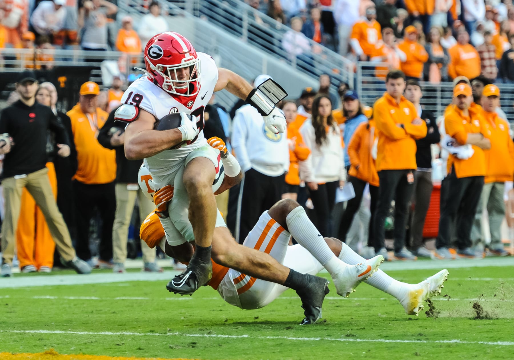KNOXVILLE, TN - NOVEMBER 18: Georgia Bulldogs tight end Brock Bowers (19) catches a pass and runs past Tennessee Volunteers defensive back Jaylen McCollough (2) for a touchdown during a college football game between the Tennessee Volunteers and the Georgia Bulldogs on November 18, 2023, at Neyland Stadium, in Knoxville, TN. (Photo by Bryan Lynn/Icon Sportswire via Getty Images)