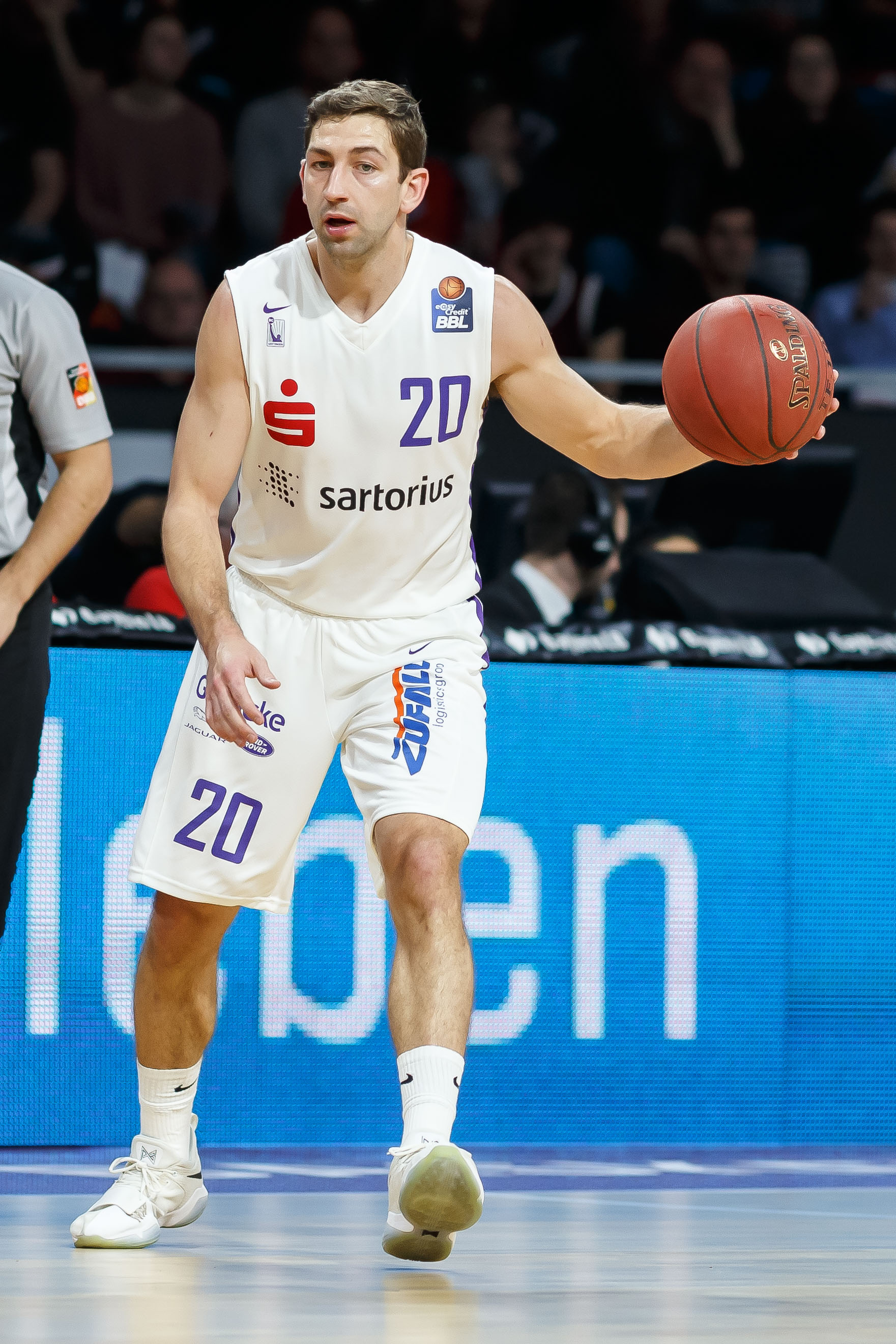 MUNICH, GERMANY - FEBRUARY 10: Michael Stockton of BG Goettingen controls the ball during the easyCredit BBL match between FC Bayern Muenchen and BG Goettingen at Audi Dome on February 10, 2019 in Munich, Germany. (Photo by TF-Images/Getty Images)