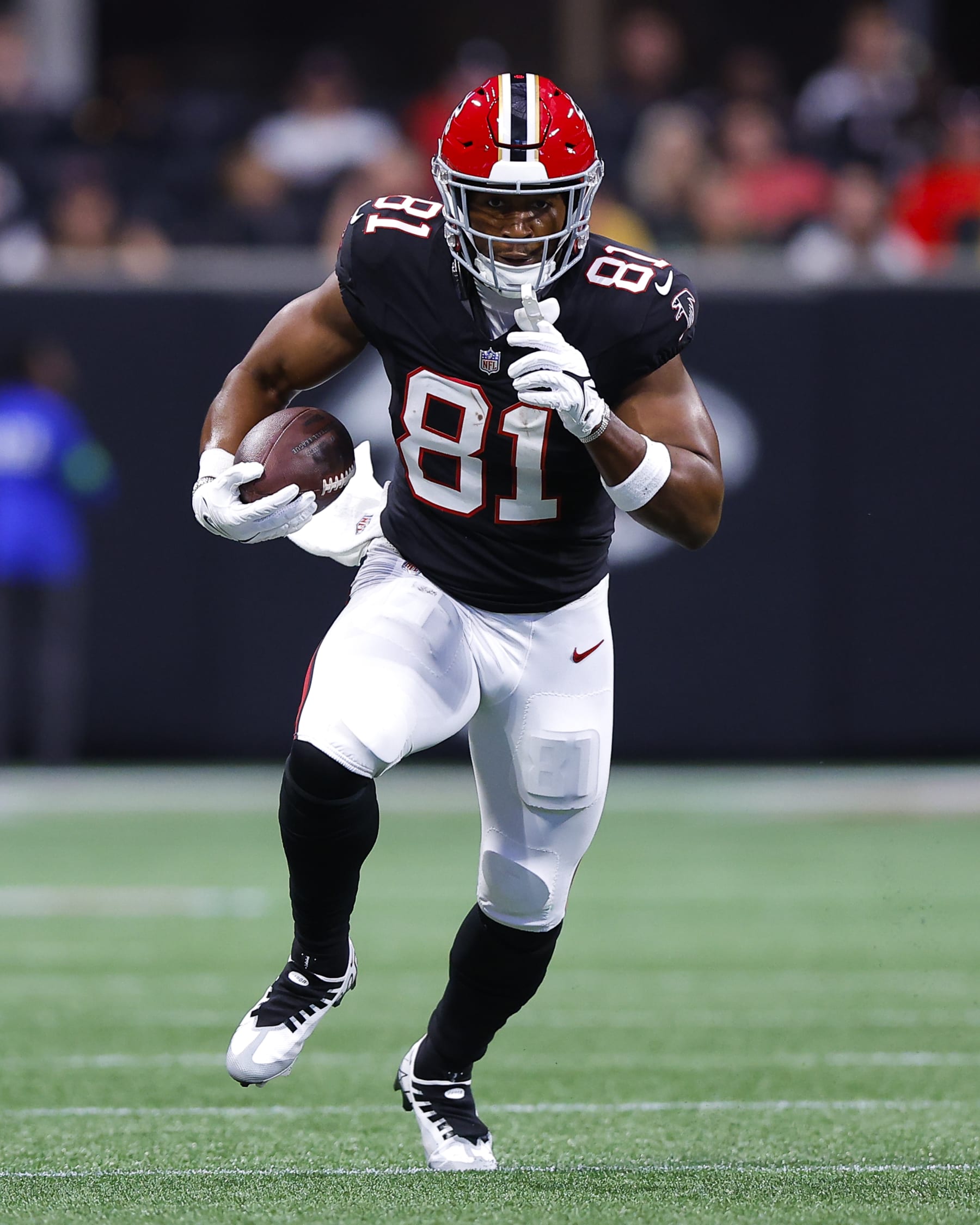 ATLANTA, GEORGIA - SEPTEMBER 17: Jonnu Smith #81 of the Atlanta Falcons makes a reception during the first quarter against the Green Bay Packers at Mercedes-Benz Stadium on September 17, 2023 in Atlanta, Georgia. (Photo by Todd Kirkland/Getty Images)