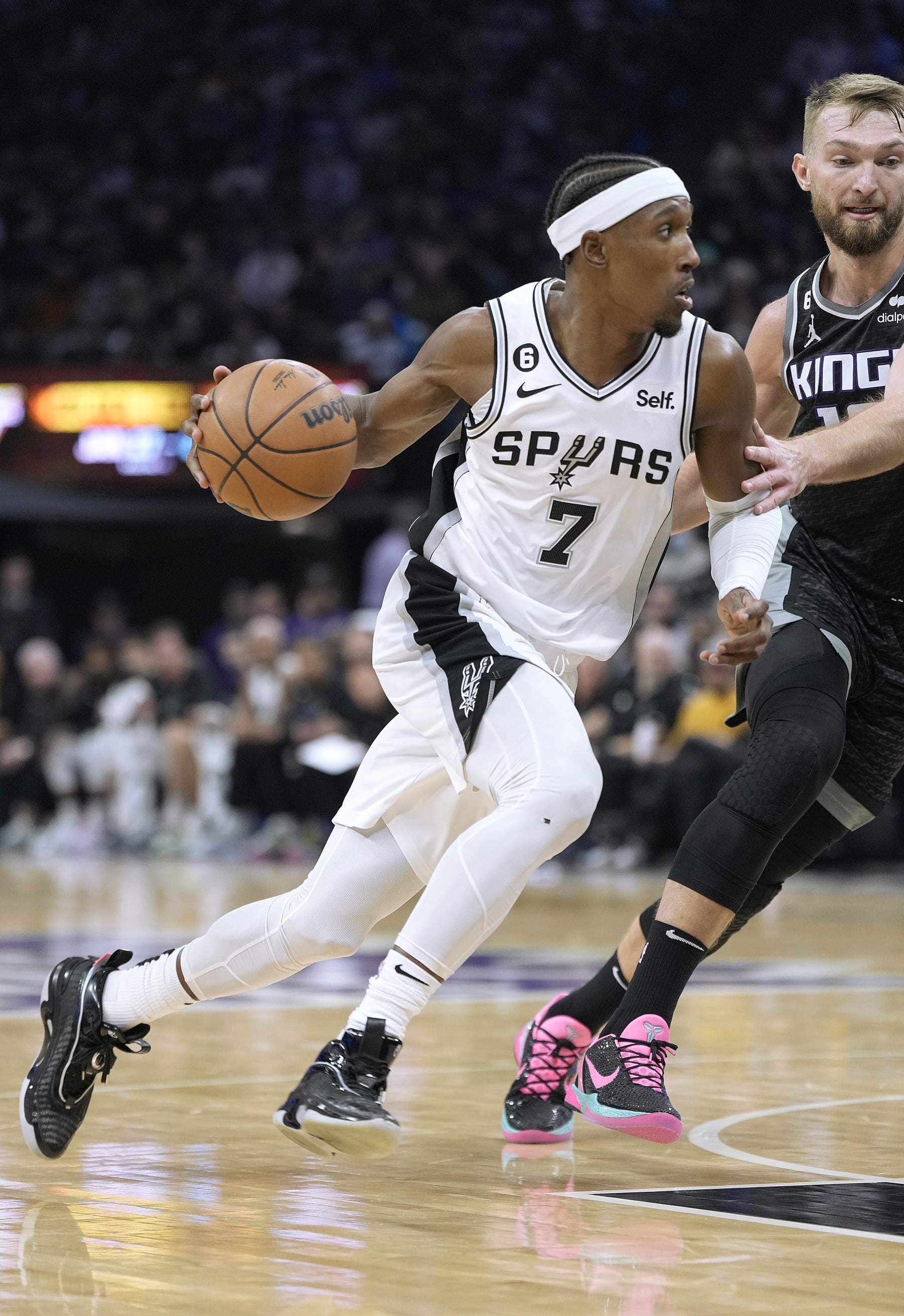 SACRAMENTO, CALIFORNIA - NOVEMBER 17: Josh Richardson #7 of the San Antonio Spurs dribbles the ball against the Sacramento Kings during the third quarter of an NBA basketball game at Golden 1 Center on November 17, 2022 in Sacramento, California. NOTE TO USER: User expressly acknowledges and agrees that, by downloading and or using this photograph, User is consenting to the terms and conditions of the Getty Images License Agreement. (Photo by Thearon W. Henderson/Getty Images)