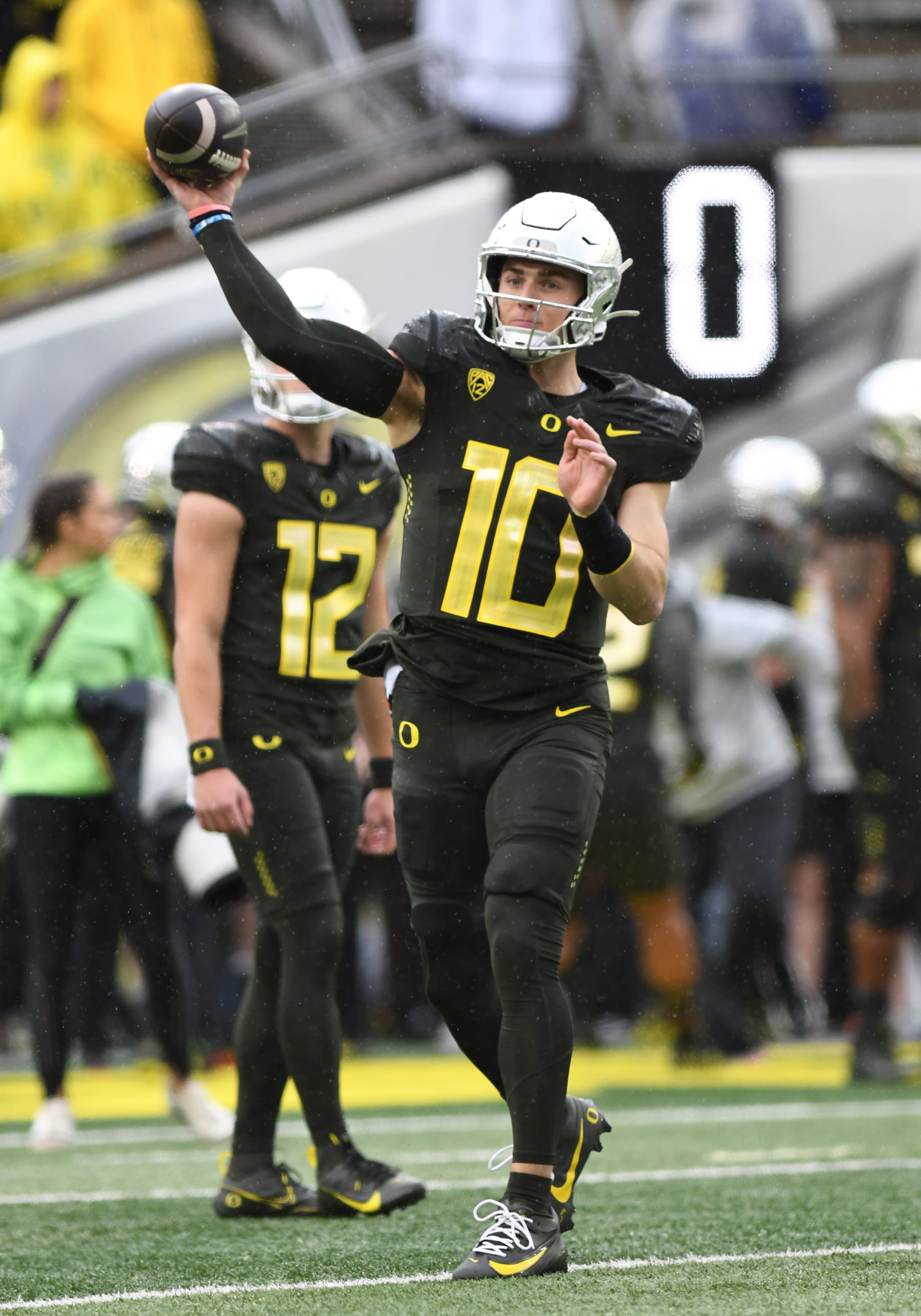 EUGENE, OR - NOVEMBER 04: Oregon Ducks quarterback Bo Nix (10) warms up prior to the start of the game during a college football game between the California Golden Bears and Oregon Ducks on November 4, 2023, at Autzen Stadium in Eugene, Oregon.(Photo by Brian Murphy/Icon Sportswire via Getty Images) EUGENE, OR - NOVEMBER 04: Oregon Ducks quarterback Bo Nix (10) warms up prior to the start of the game during a college football game between the California Golden Bears and Oregon Ducks on November 4, 2023, at Autzen Stadium in Eugene, Oregon.(Photo by Brian Murphy/Icon Sportswire via Getty Images)