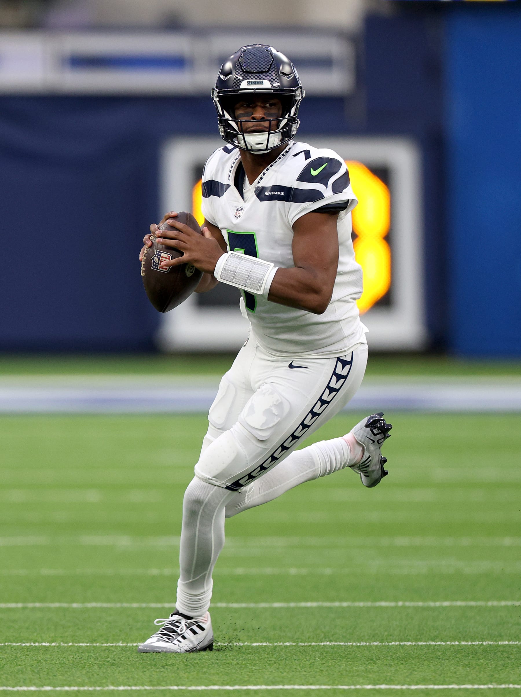 INGLEWOOD, CALIFORNIA - DECEMBER 04: Geno Smith #7 of the Seattle Seahawks scrambles out of the pocket during a 27-23 win over the Los Angeles Rams at SoFi Stadium on December 04, 2022 in Inglewood, California. (Photo by Harry How/Getty Images)