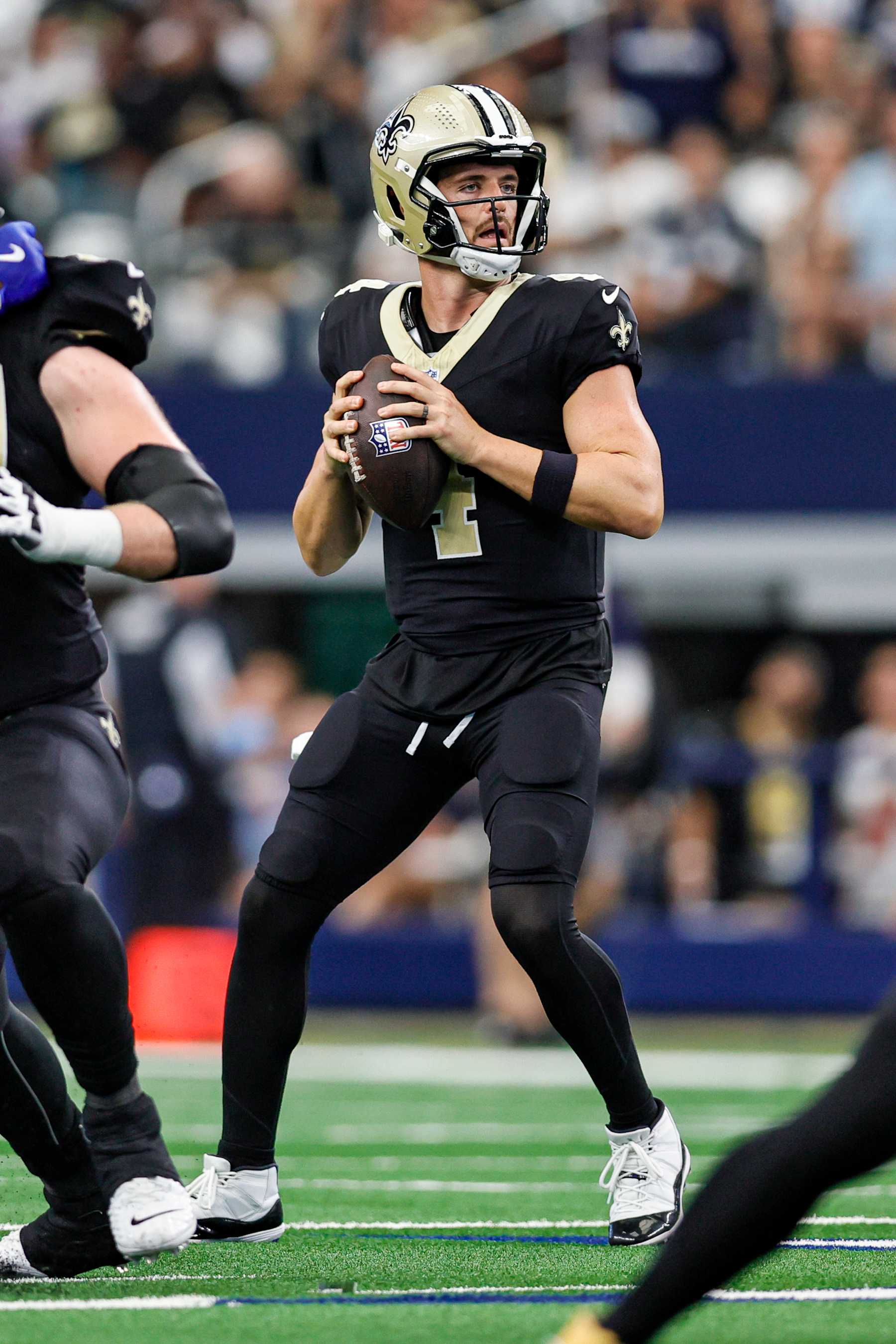 ARLINGTON, TX - SEPTEMBER 15: New Orleans Saints quarterback Derek Carr (4) looks downfield for an open receiver during the game between the Dallas Cowboys and the New Orleans Saints on September 15, 2024 at AT&T Stadium in Arlington, Texas. (Photo by Matthew Pearce/Icon Sportswire via Getty Images)