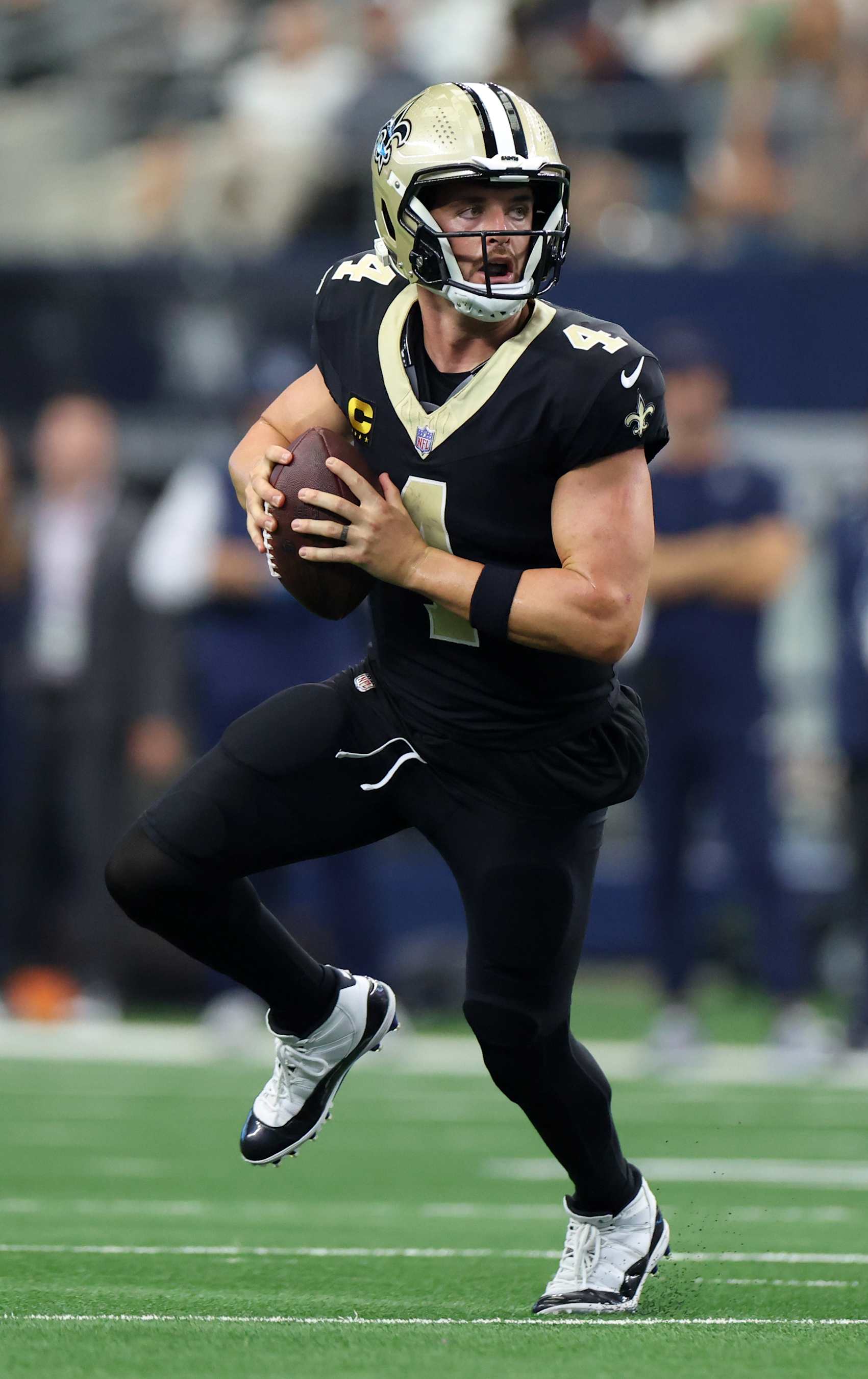 ARLINGTON, TEXAS - SEPTEMBER 15: Derek Carr #4 of the New Orleans Saints runs with the ball during the third quarter against the Dallas Cowboys at AT&T Stadium on September 15, 2024 in Arlington, Texas. (Photo by Ron Jenkins/Getty Images)