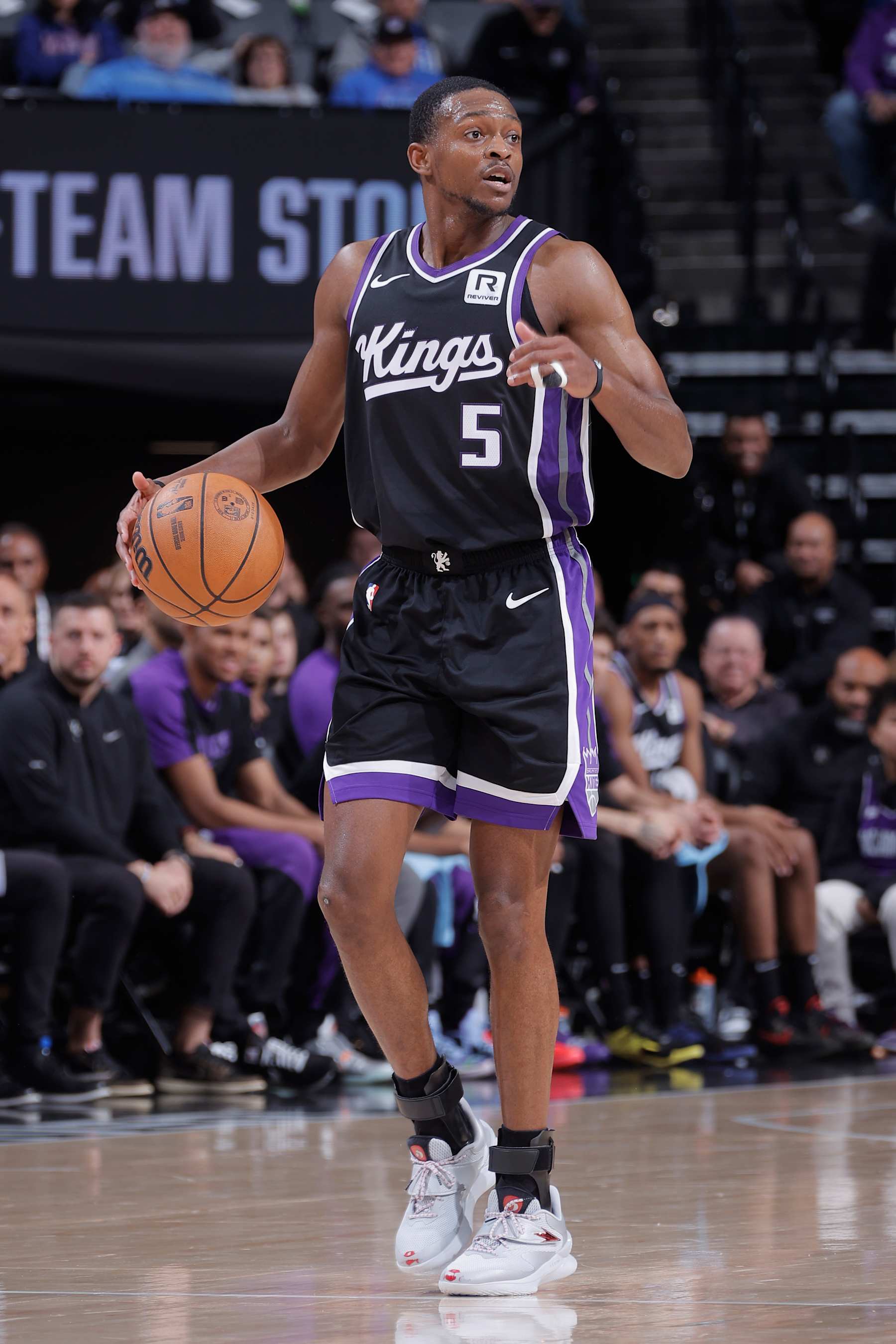SACRAMENTO, CA - DECEMBER 16: De'Aaron Fox #5 of the Sacramento Kings dribbles the ball during the game against the Denver Nuggets on December 16, 2024 at Golden 1 Center in Sacramento, California. NOTE TO USER: User expressly acknowledges and agrees that, by downloading and or using this Photograph, user is consenting to the terms and conditions of the Getty Images License Agreement. Mandatory Copyright Notice: Copyright 2024 NBAE (Photo by Rocky Widner/NBAE via Getty Images)