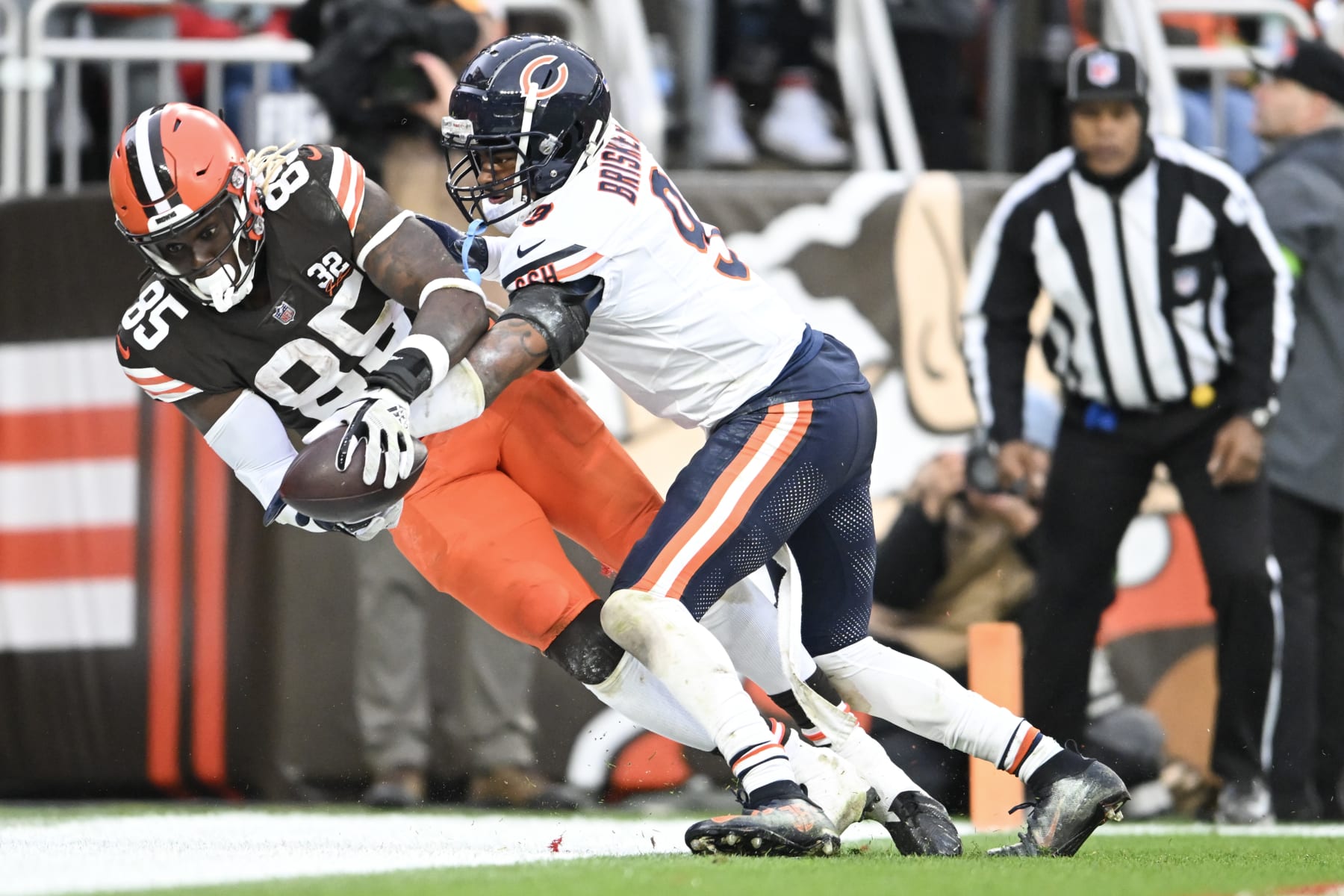 CLEVELAND, OHIO - DECEMBER 17: David Njoku #85 of the Cleveland Browns catches a pass in front of Jaquan Brisker #9 of the Chicago Bears for a touchdown during the second quarter at Cleveland Browns Stadium on December 17, 2023 in Cleveland, Ohio. (Photo by Nick Cammett/Getty Images)