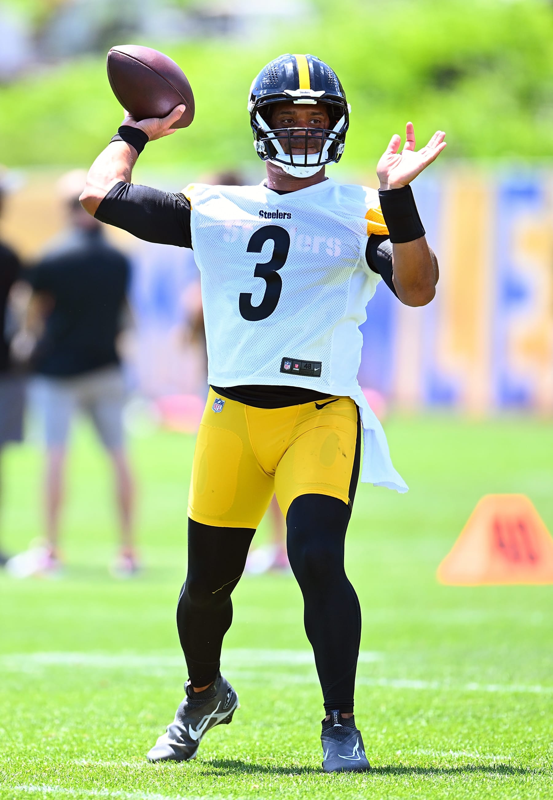 PITTSBURGH, PENNSYLVANIA - JUNE 6:  Russell Wilson #3 of the Pittsburgh Steelers throws a pass during the Pittsburgh Steelers OTA offseason workout at UPMC Rooney Sports Complex on June 6 2024 in Pittsburgh, Pennsylvania. (Photo by Joe Sargent/Getty Images)
