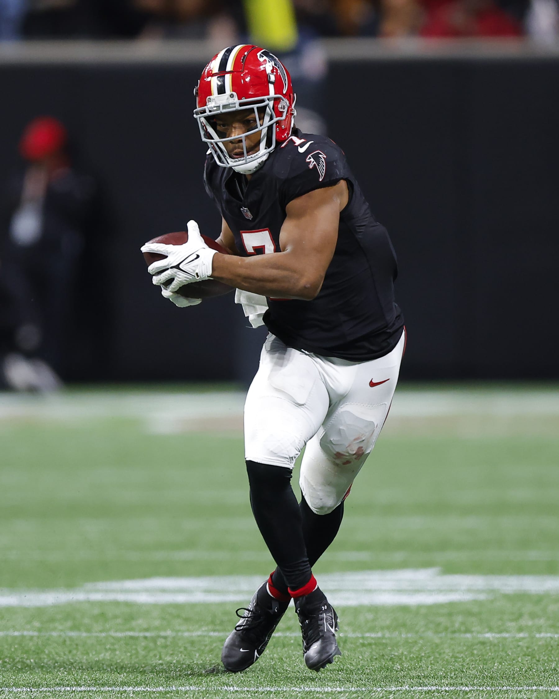 ATLANTA, GEORGIA - NOVEMBER 26: Bijan Robinson #7 of the Atlanta Falcons catches a pass during the third quarter against the New Orleans Saints at Mercedes-Benz Stadium on November 26, 2023 in Atlanta, Georgia. (Photo by Todd Kirkland/Getty Images)