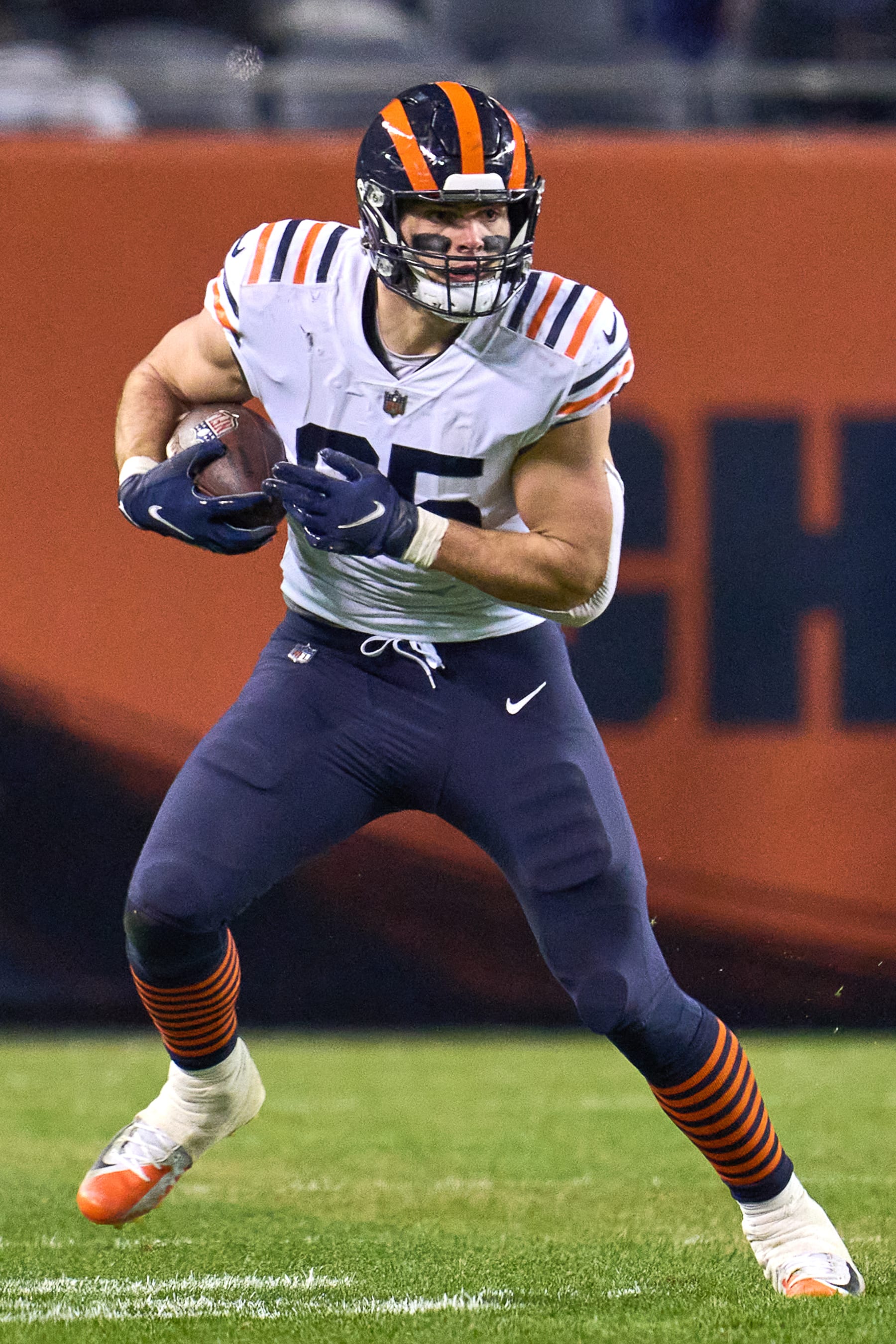 CHICAGO, IL - DECEMBER 20: Chicago Bears tight end Cole Kmet (85) runs with the football during a game between the Chicago Bears and the Minnesota Vikings on December 20, 2021, at Soldier Field in Chicago, IL. (Photo by Robin Alam/Icon Sportswire via Getty Images)