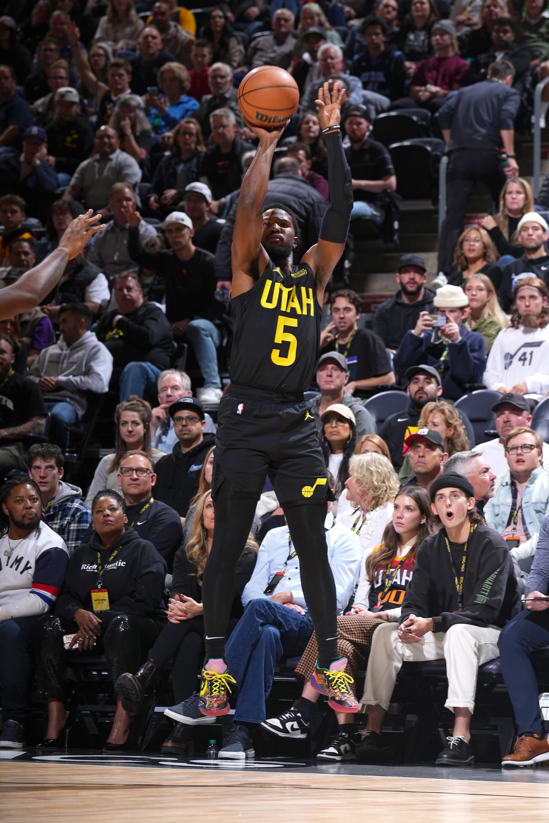 SALT LAKE CITY, UT - OCTOBER 31: Malik Beasley #5 of the Utah Jazz shoots a three point basket during the game against the Memphis Grizzlies on October 31, 2022 at Vivint SmartHome Arena in Salt Lake City, Utah. NOTE TO USER: User expressly acknowledges and agrees that, by downloading and or using this Photograph, User is consenting to the terms and conditions of the Getty Images License Agreement. Mandatory Copyright Notice: Copyright 2022 NBAE (Photo by Garrett Ellwood/NBAE via Getty Images)