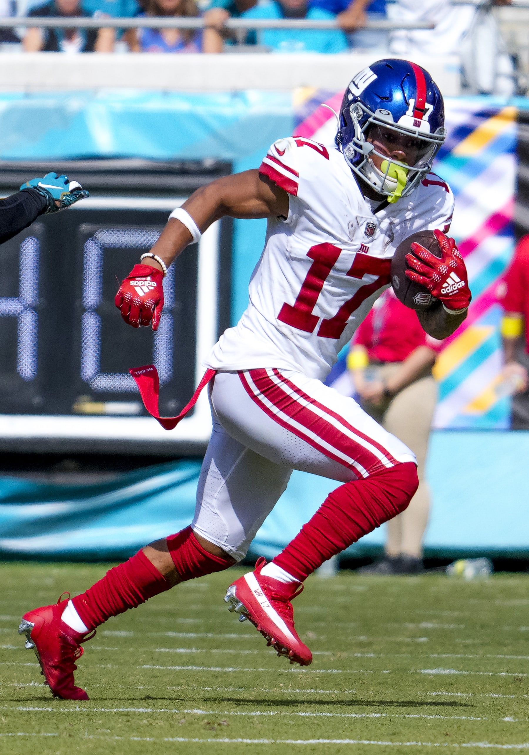 JACKSONVILLE, FL - OCTOBER 23: New York Giants wide receiver Wan'Dale Robinson (17) receive a pass and runs with the ball during the NFL Football match between the Jacksonville Jaguars and New York Giants on October 23, 2022 at TIAA Bank Field, FL. (Photo by Andrew Bershaw/Icon Sportswire via Getty Images)