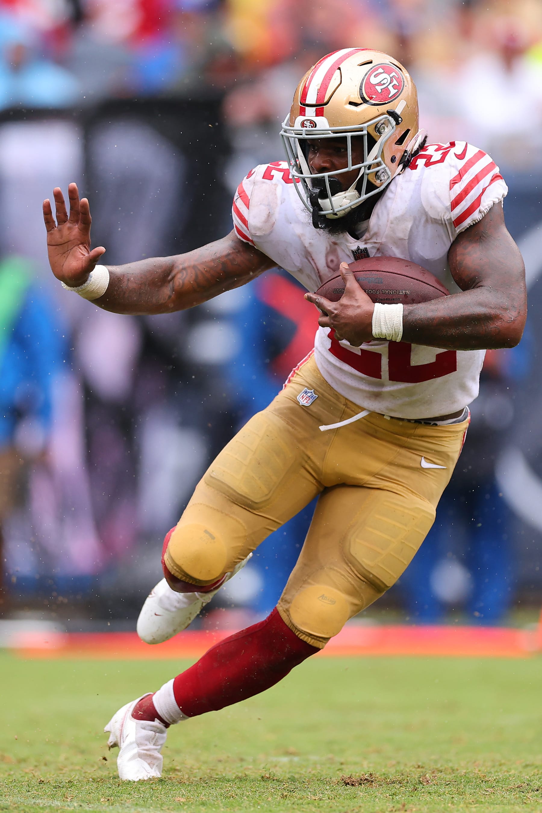 CHICAGO, ILLINOIS - SEPTEMBER 11: Jeff Wilson Jr. #22 of the San Francisco 49ers runs with the ball against the Chicago Bears at Soldier Field on September 11, 2022 in Chicago, Illinois. (Photo by Michael Reaves/Getty Images)