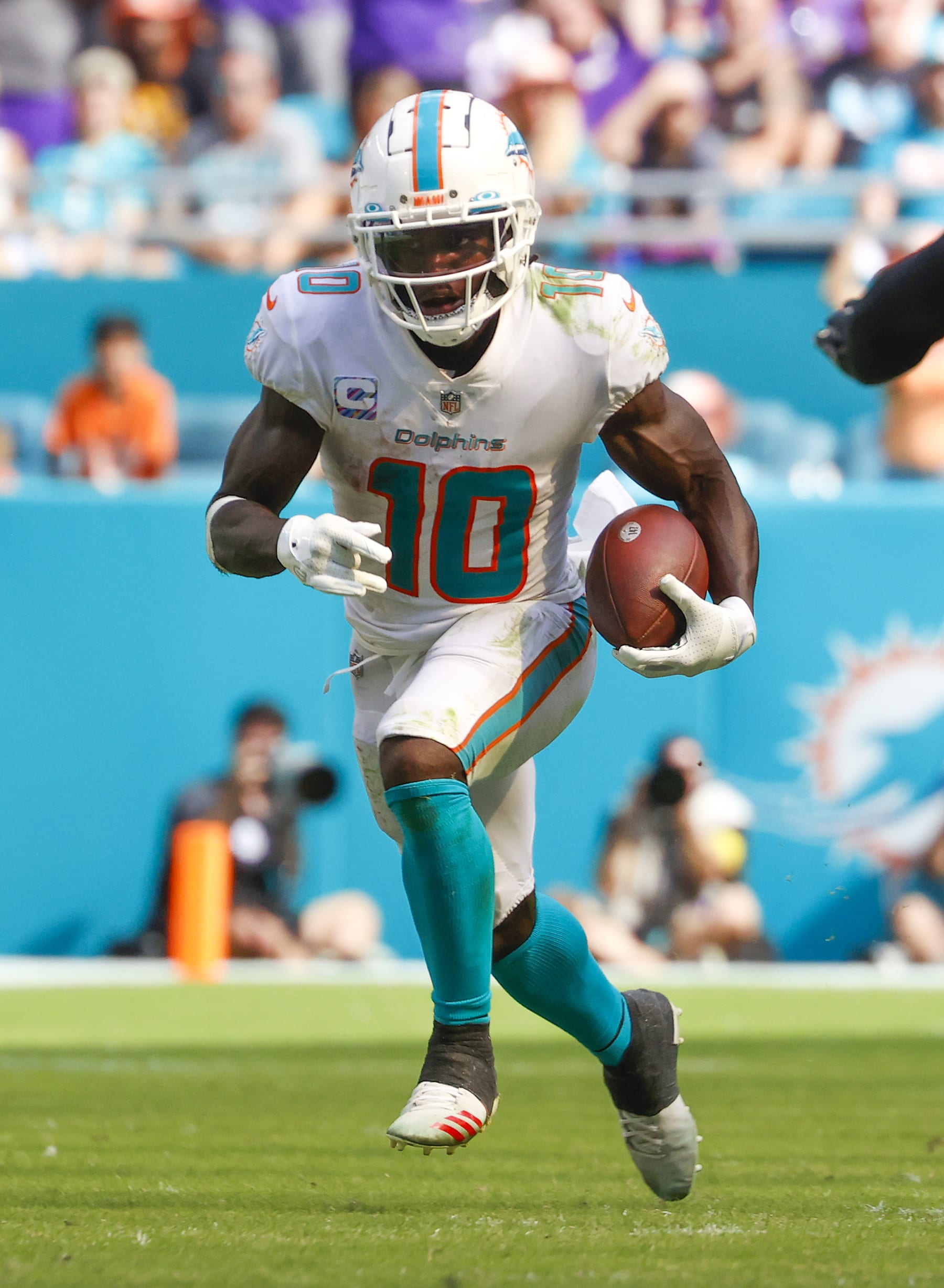 MIAMI GARDENS, FL - OCTOBER 16: Tyreek Hill #10 of the Miami Dolphins runs with the ball against the Minnesota Vikings at Hard Rock Stadium on October 16, 2022 in Miami Gardens, Florida. (Photo by Joel Auerbach/Getty Images)